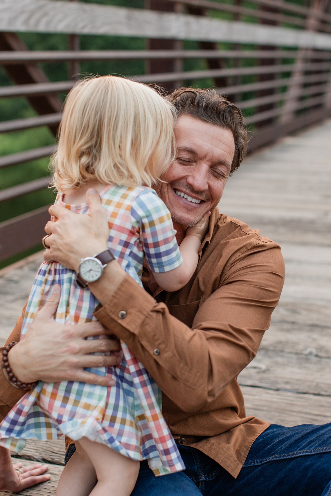 3 year old girl hugging dad family photographer cedar falls iowa