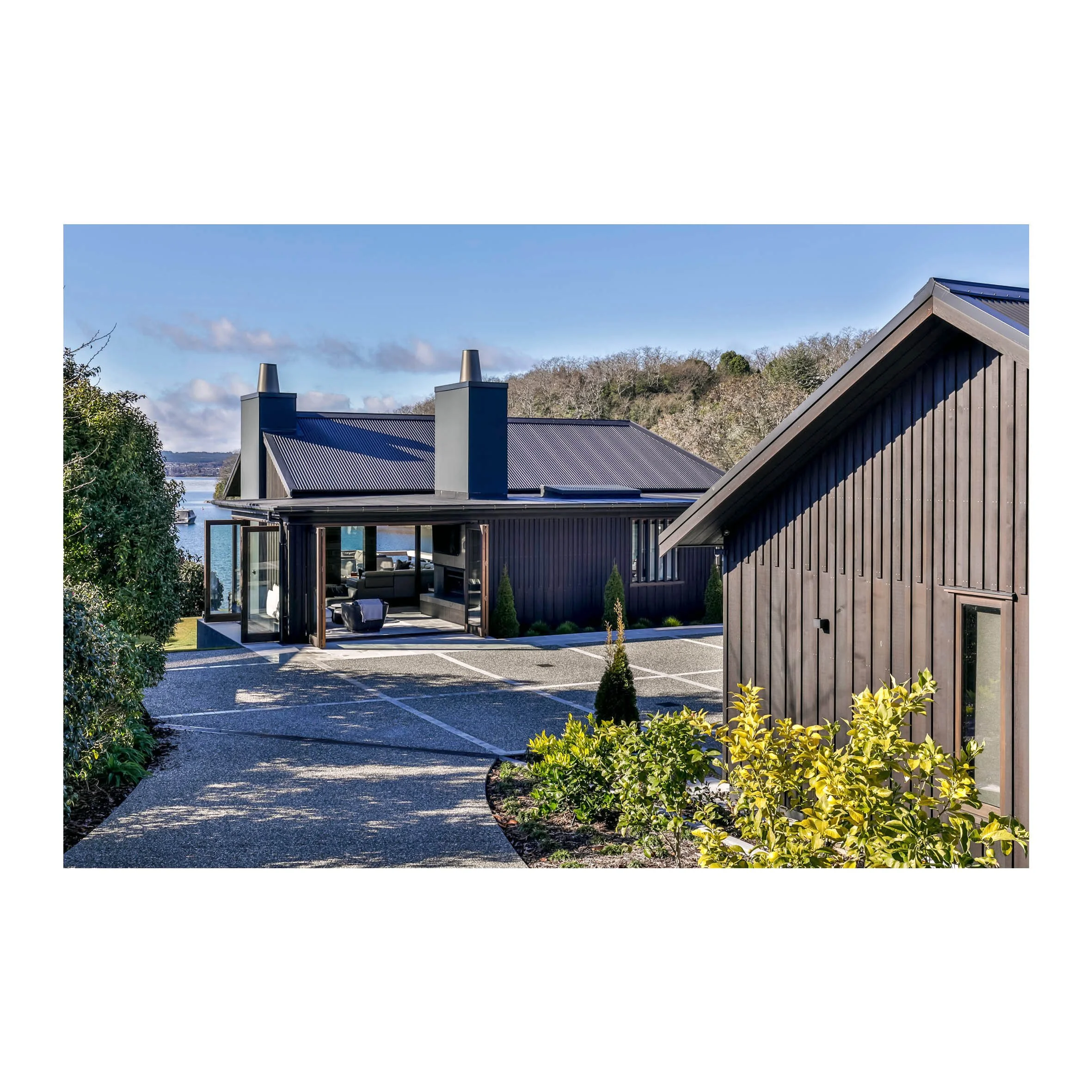 Modern black house designed by New Zealand Architects Fraser Cameron Architects. Taupo Architect. The Craftsmen Taupo Builders. Architectural Builders. Traditional Architects North Island. Traditional Architects South Island. Traditional Architects N