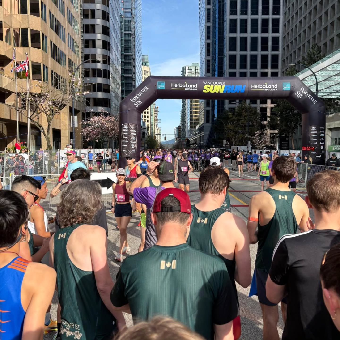 Track Tuesday 

Hello everyone. It was another amazing weekend of running and racing, and there's more to come!

Let's start with the Sun Run. The team defended its division title, with a winning average time of 35:43 (first 8 runners) and a cumulati