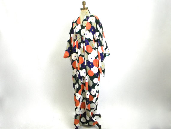 You can purchase this vintage kimono for $225- from GlennasVintageShop