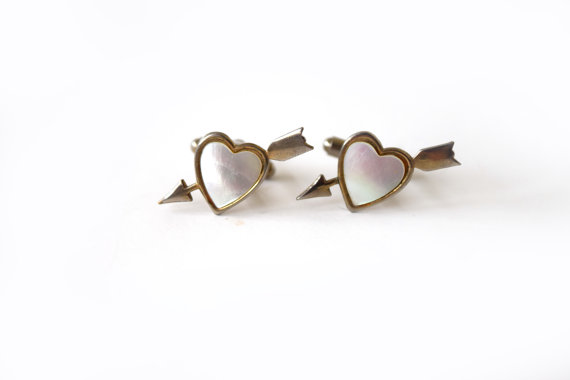 You can purchase these vintage cuff links for $42- from LuxxorVintage .