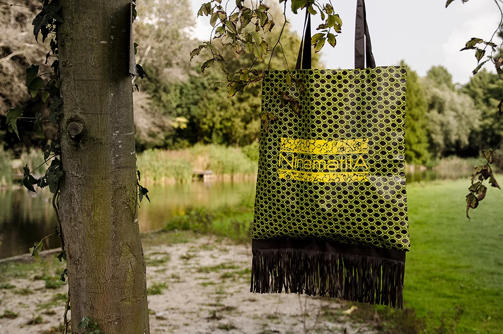 c-bags voor Ninamatita // single cyclus ecologische draagtassen // PP non woven bedrukte draagtassen - glanzend gelamineerd // betaalbare trendy draagtassen