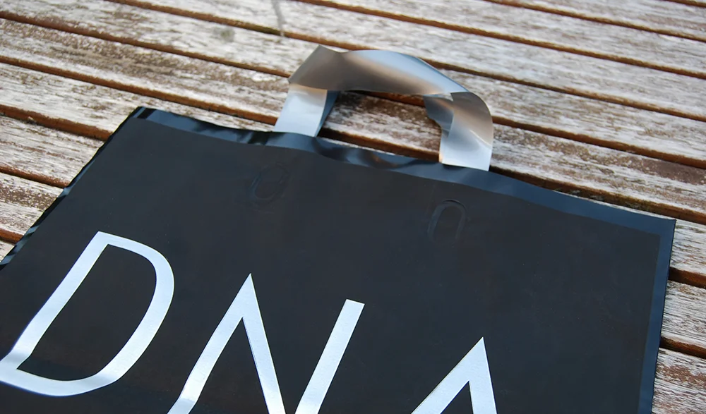 c-bags bedrukte draagtassen voor DNA // LDPE plastieken draagtassen - matte laminatie // LOW BUDGET!