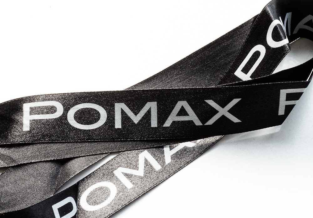 c-bags gepersonaliseerd verpakkingsmateriaal voor Pomax // bedrukt satijnlint