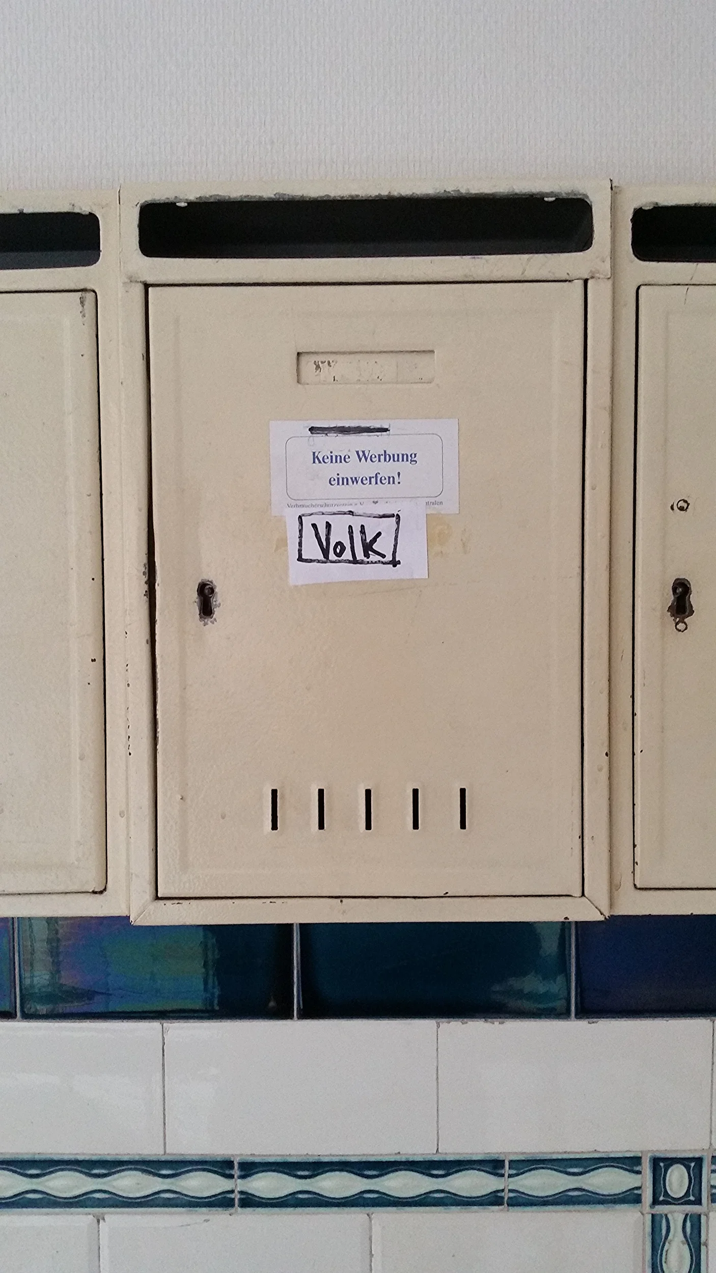 Die Angst des besorgten Volkes vor Werbisierung des Briefkastens. Hier ist kein Platz für italienische Pizzawerbung oder griechische Gyroswerbung oder arabische Falafelwerbung. Der Briefkasten ist voll! 
