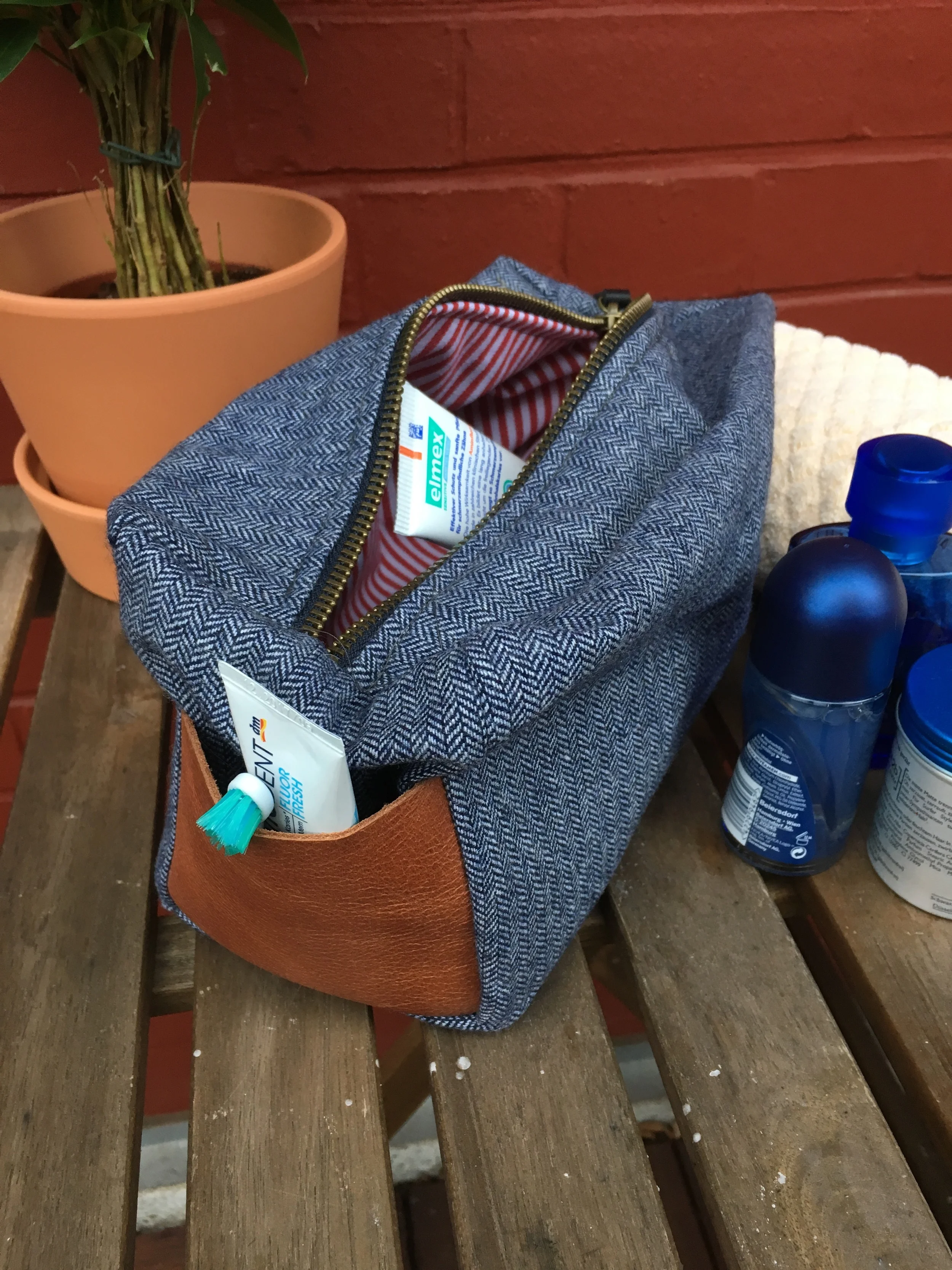 Die Kulturtasche bietet Platz für mehrere Zahnpasten