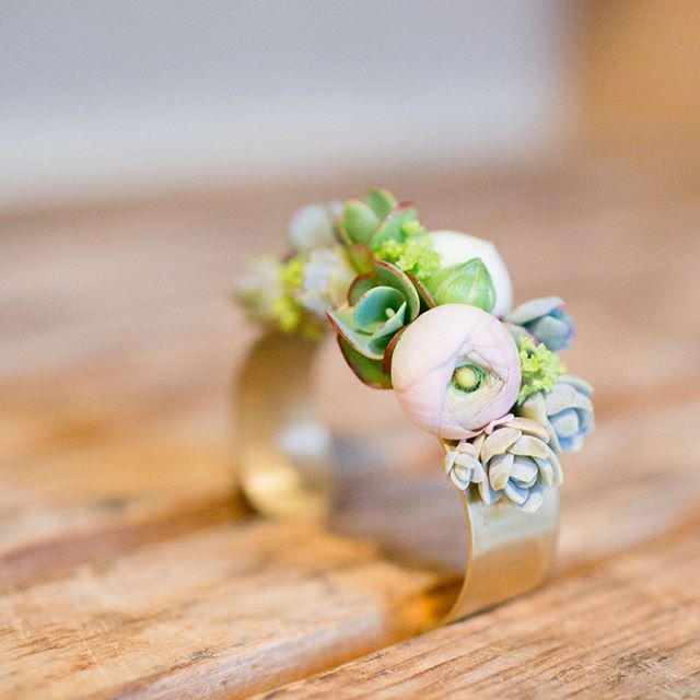 Ohmygoodness. Sometimes the tiny details need more of a spotlight!
.
We&rsquo;re in ❤️ with these creations from Alison Ellis at Floral Artistry in Vermont!!!!!
.
.
.
#floralartistry #vermontwedding #weddingdetails #tinyflowers #weddingjewelry #succu