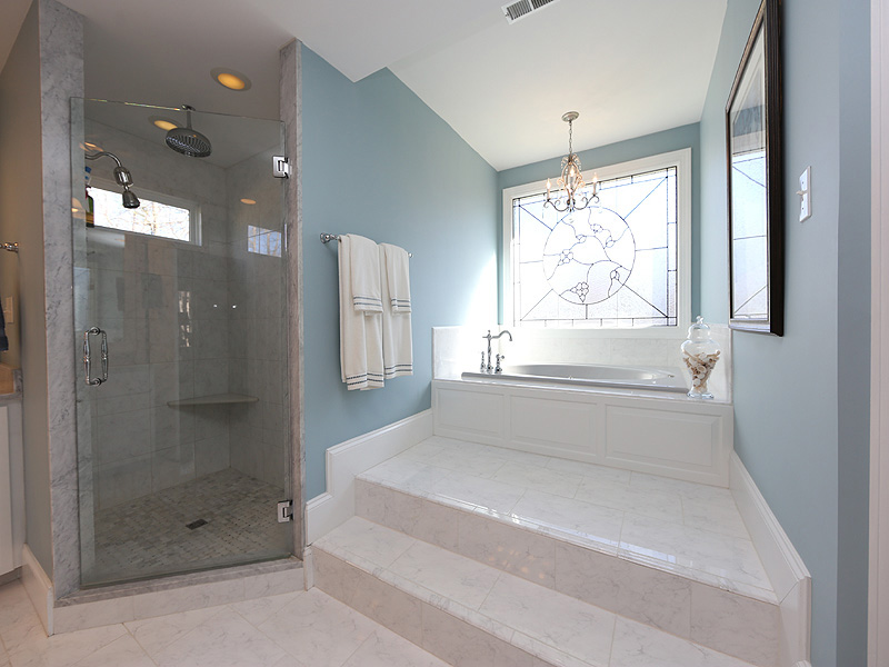 13 - Master tub.jpg