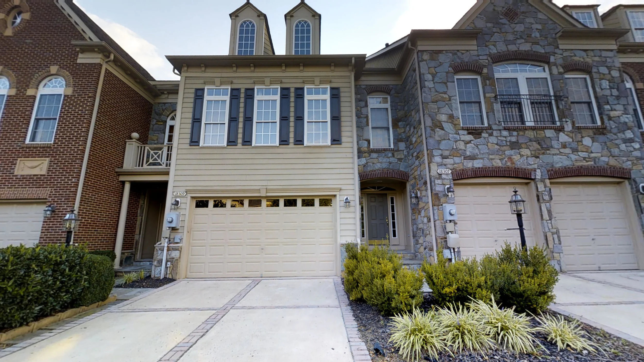 4x4NMmXqW5o - FRONT OF PROPERTY.jpg
