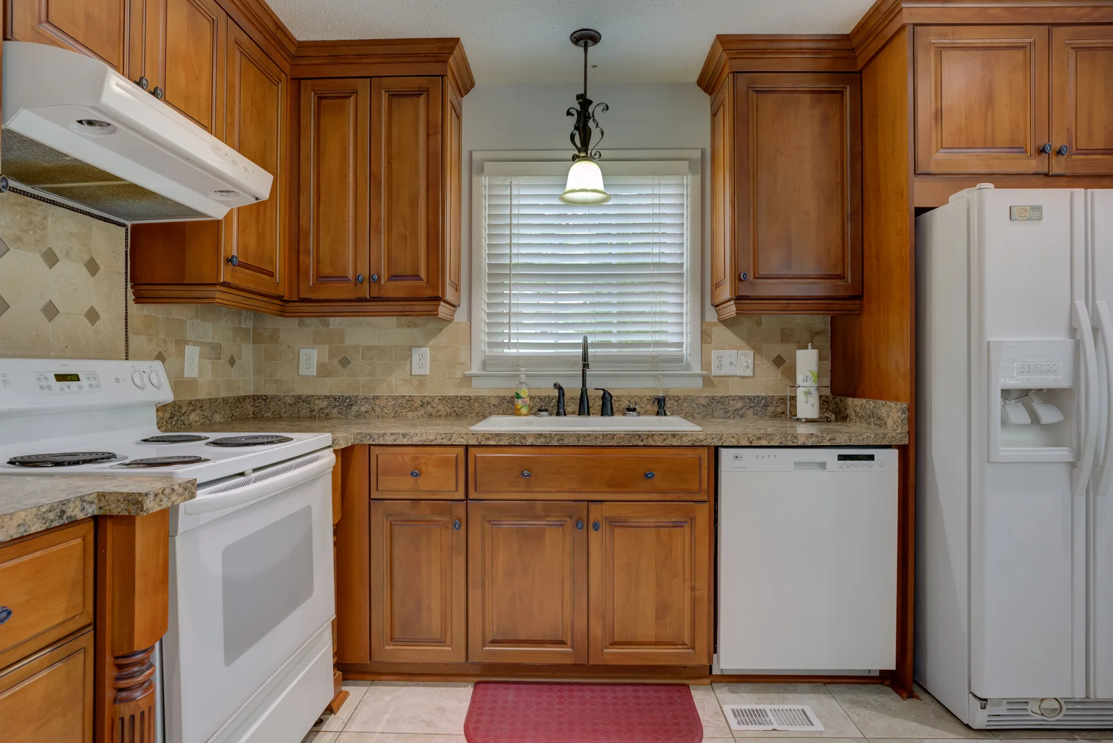 601 Abraham Circle-11.jpg