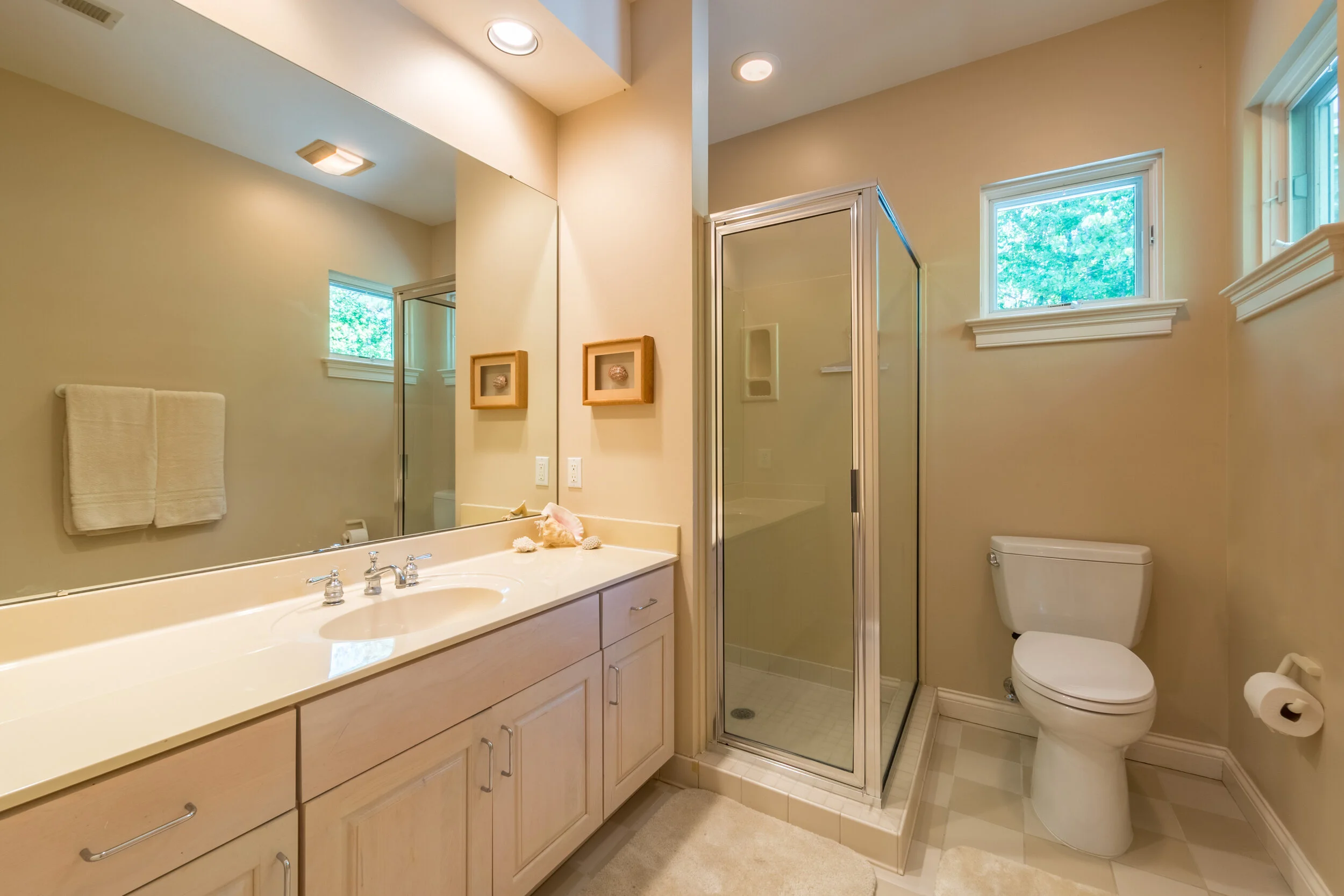 _ GUEST BATH  no handicap bars .jpg