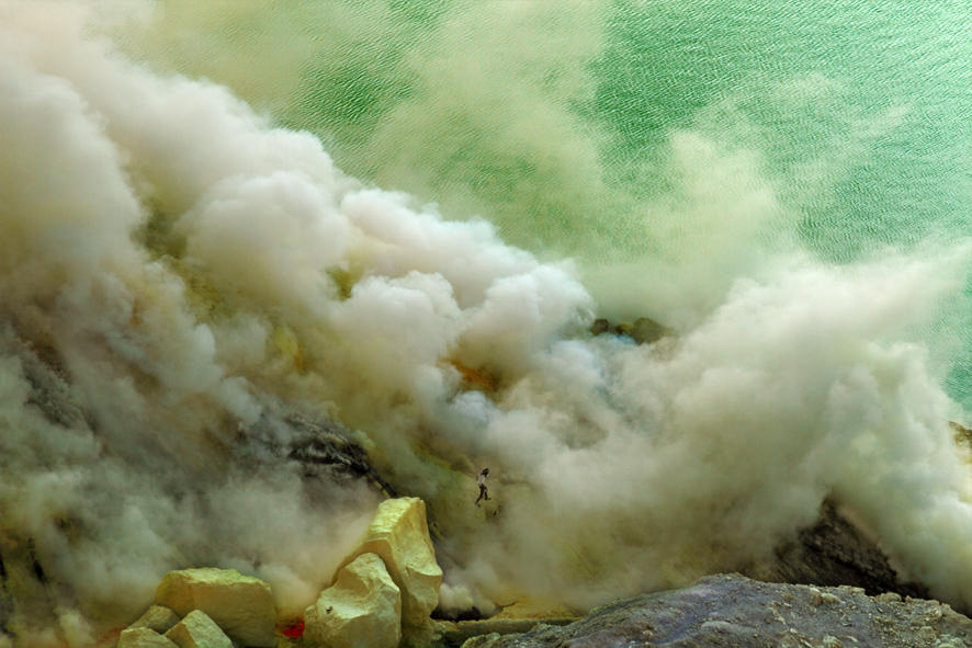 Every day hundreds of workers venture into the crater with minimal protection, like a mere scarf, to protect against the poisonous gases.