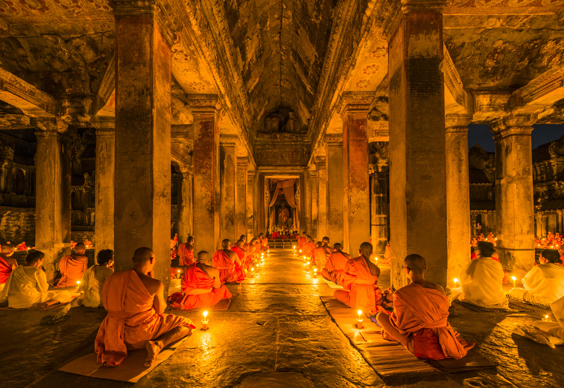 Monks and nuns are meditating silently in the central shrine of the Gallery of 1000 Buddhas. This place welcomes thousands of visitors on a normal day, making it one of the nosiest parts the complex. However, during the evenings and particularly on Visak Bochea, it is closed to tourists, allowing this celebration to be even more special and sacred. 