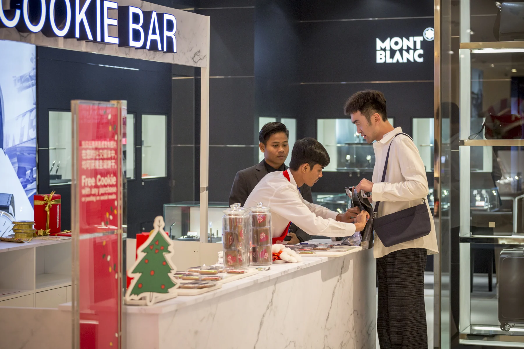 2017-12-21 DFS T-Galleria Christmas Event-0396.jpg