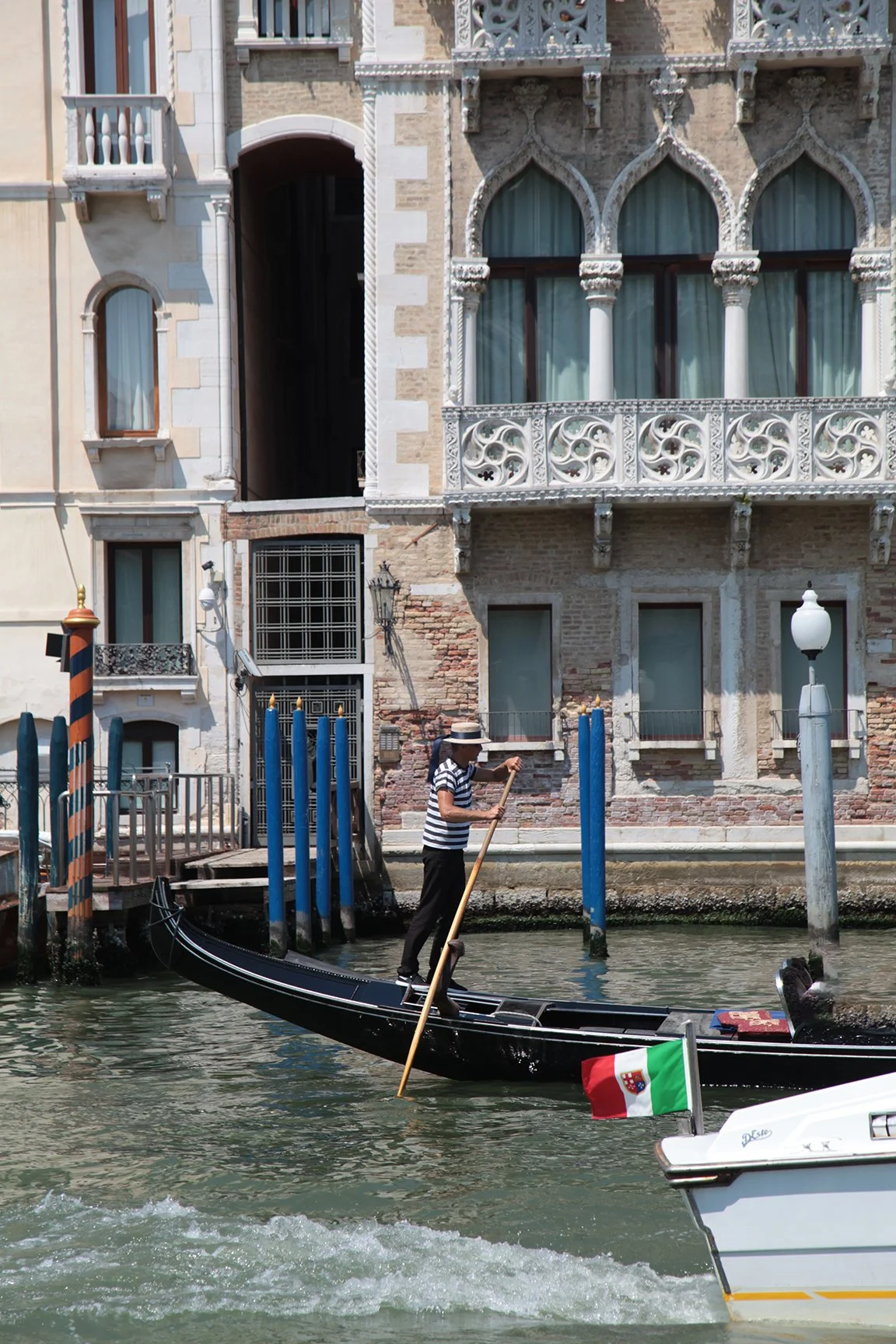 VENICE 10 GOND.jpg