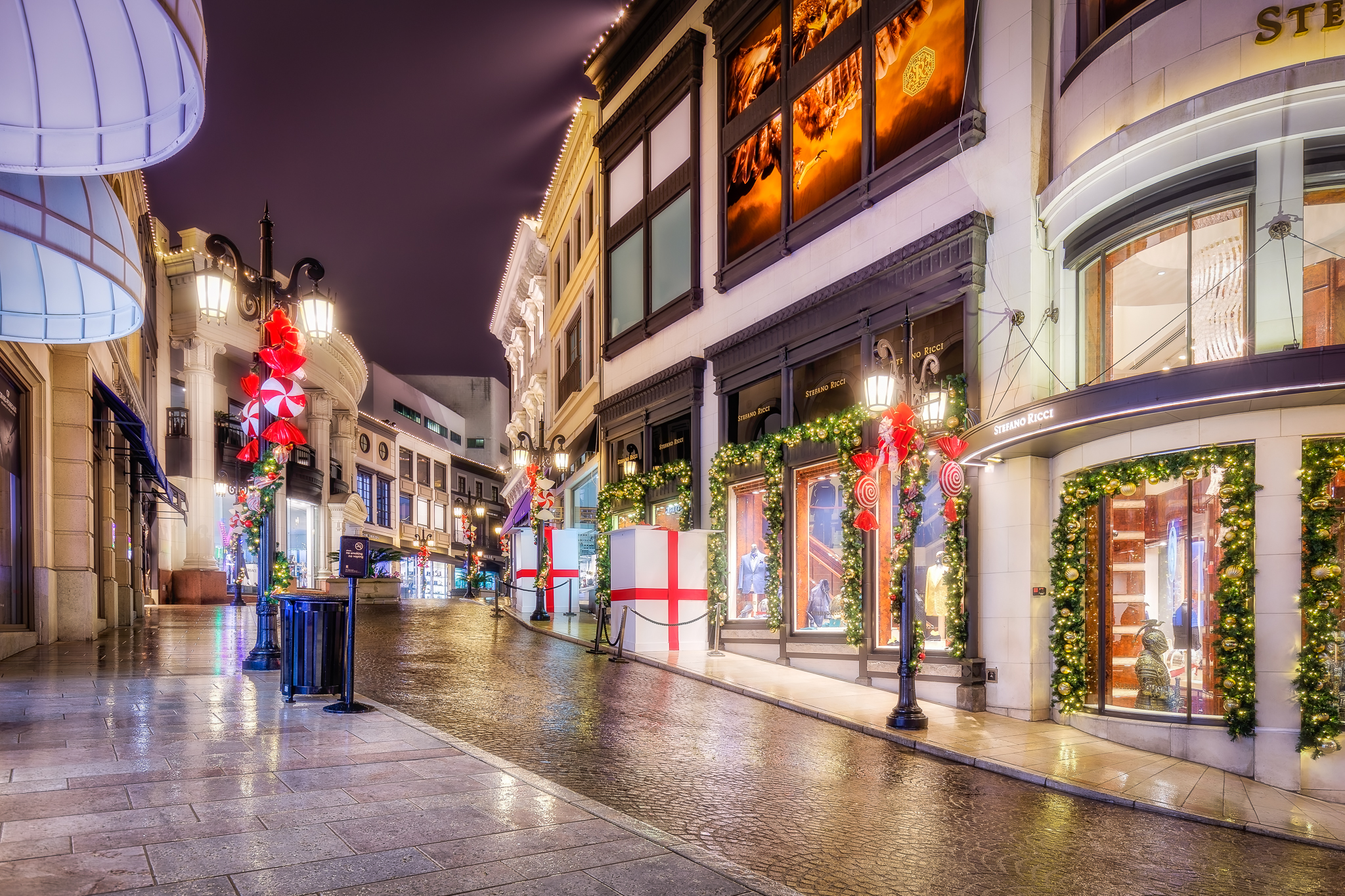Christmas on Rodeo Drive. I think its best for me to visit a place like this at night since I can't afford to buy anything here. Too rich for my blood...