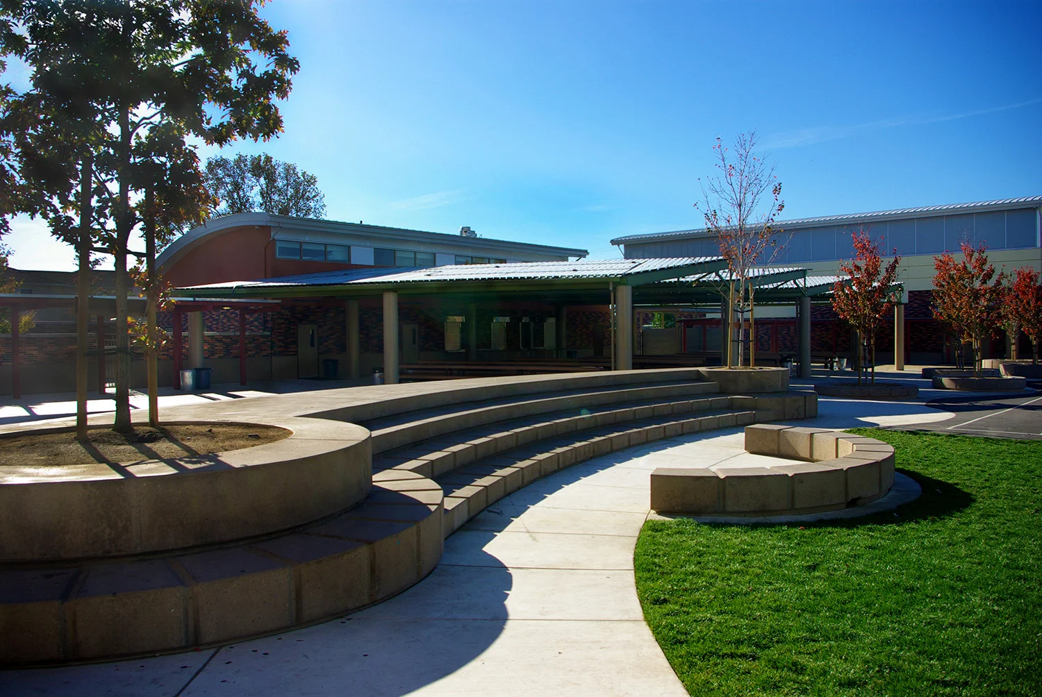 SLHS9thGrade_Amphiteater-rev-resized.jpg
