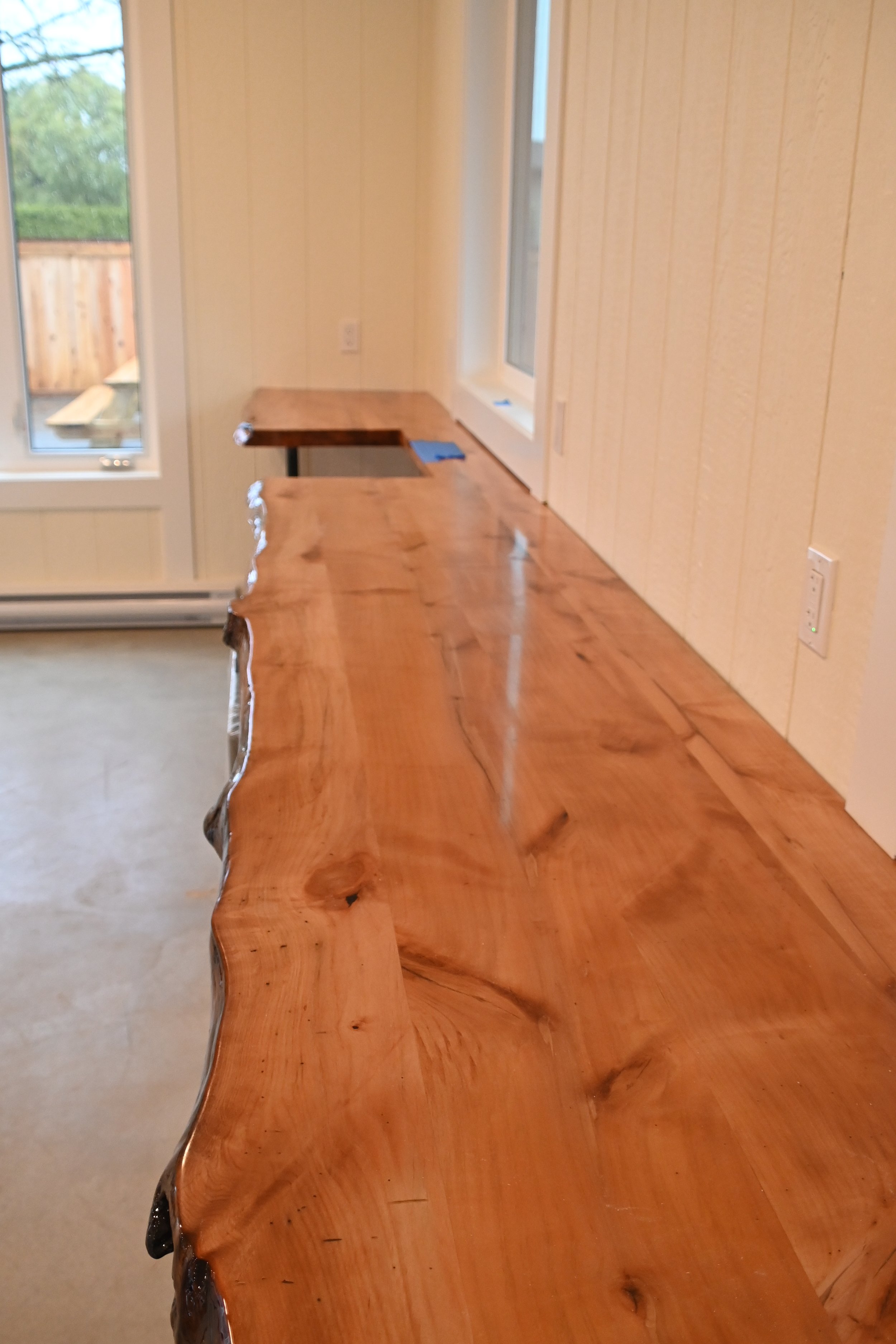  live edge countertop coated with epoxy resin 