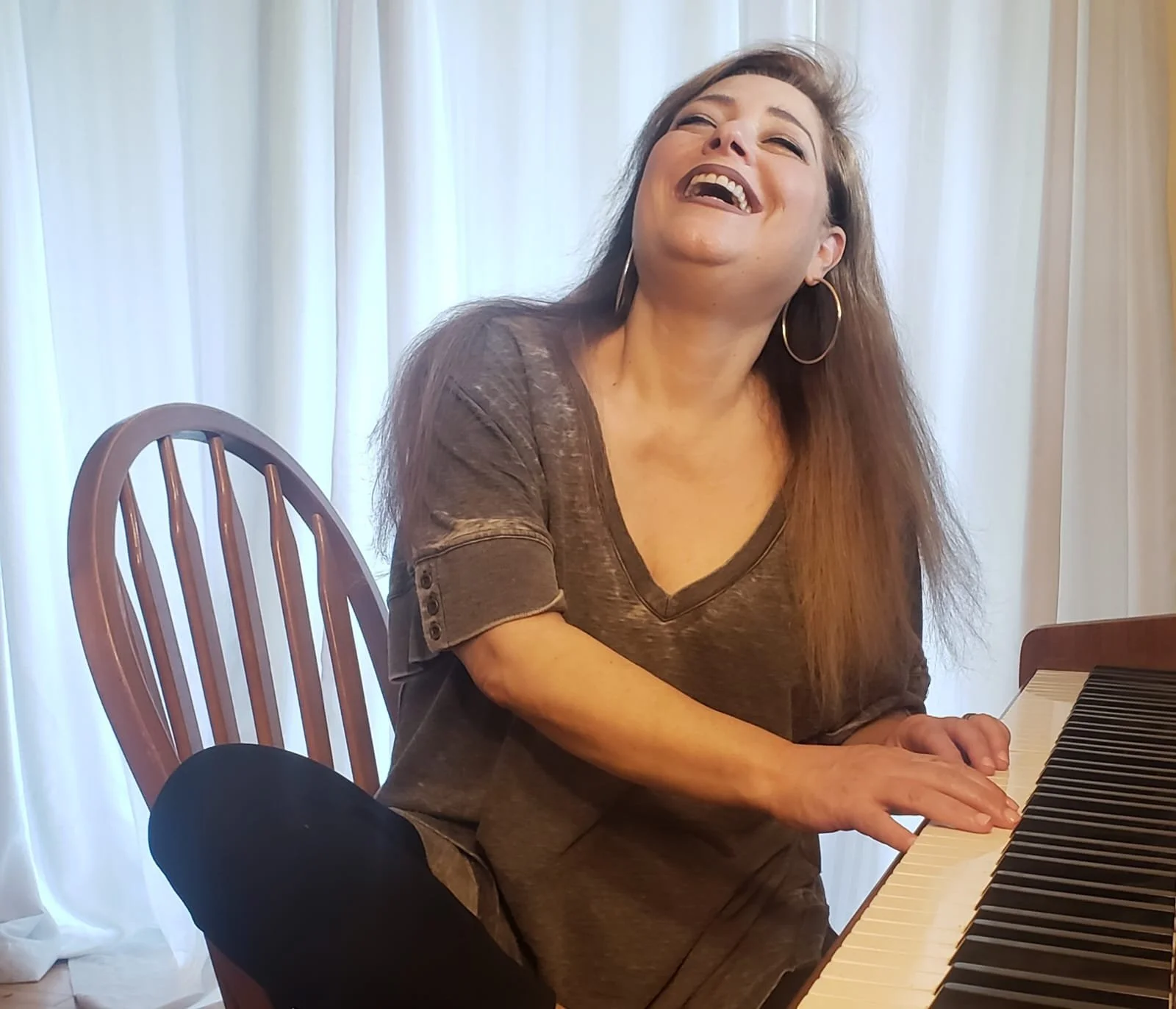 Gitit by thr Piano  2022-12-15 at 9.49.58 AM.jpeg
