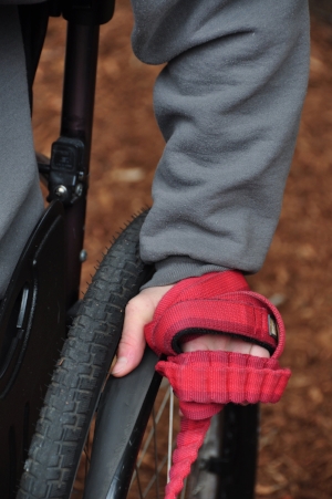 NO: Do NOT wrap the leash around your hand like this!