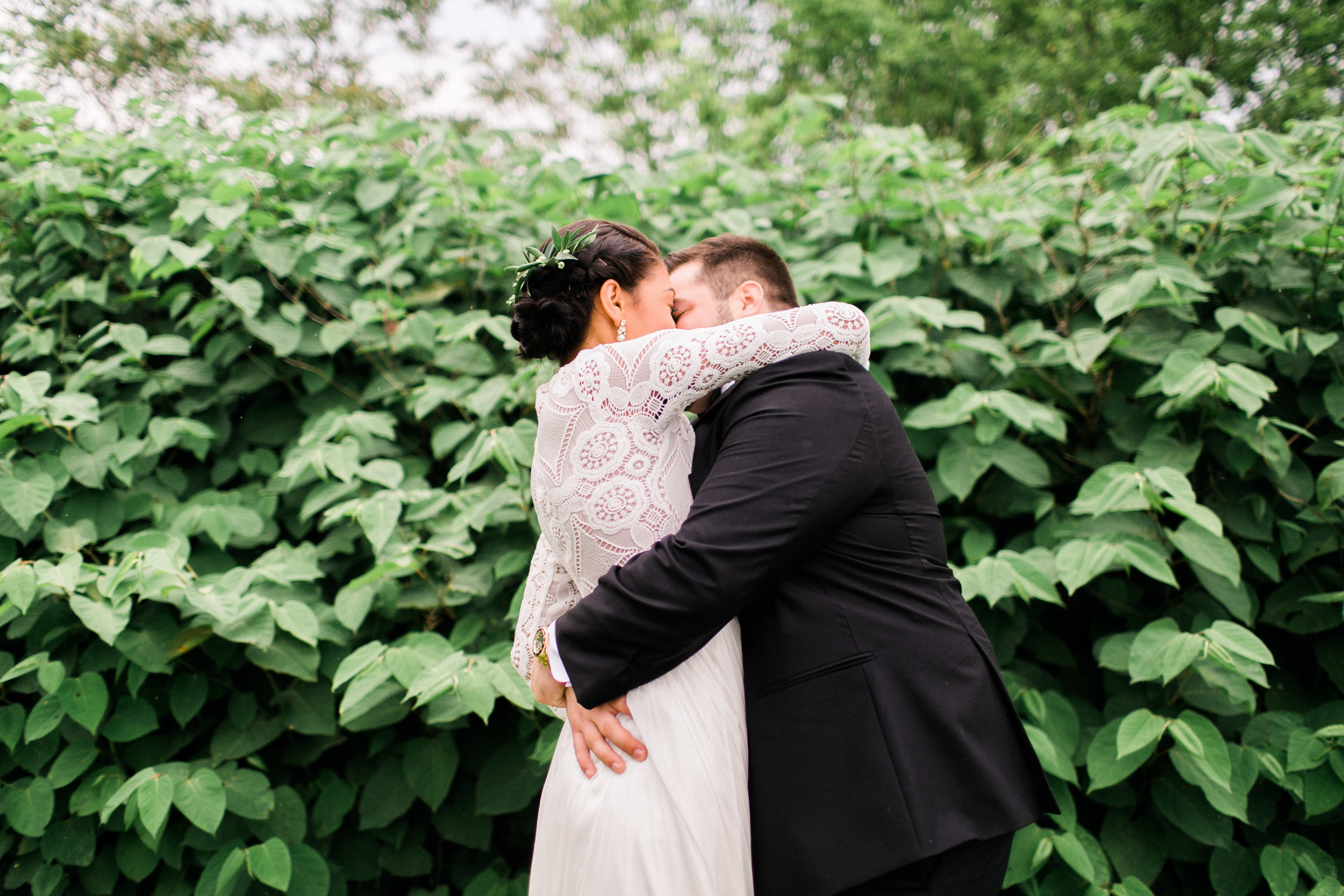 MaydenPhotographyFirstLookCoupleKissing