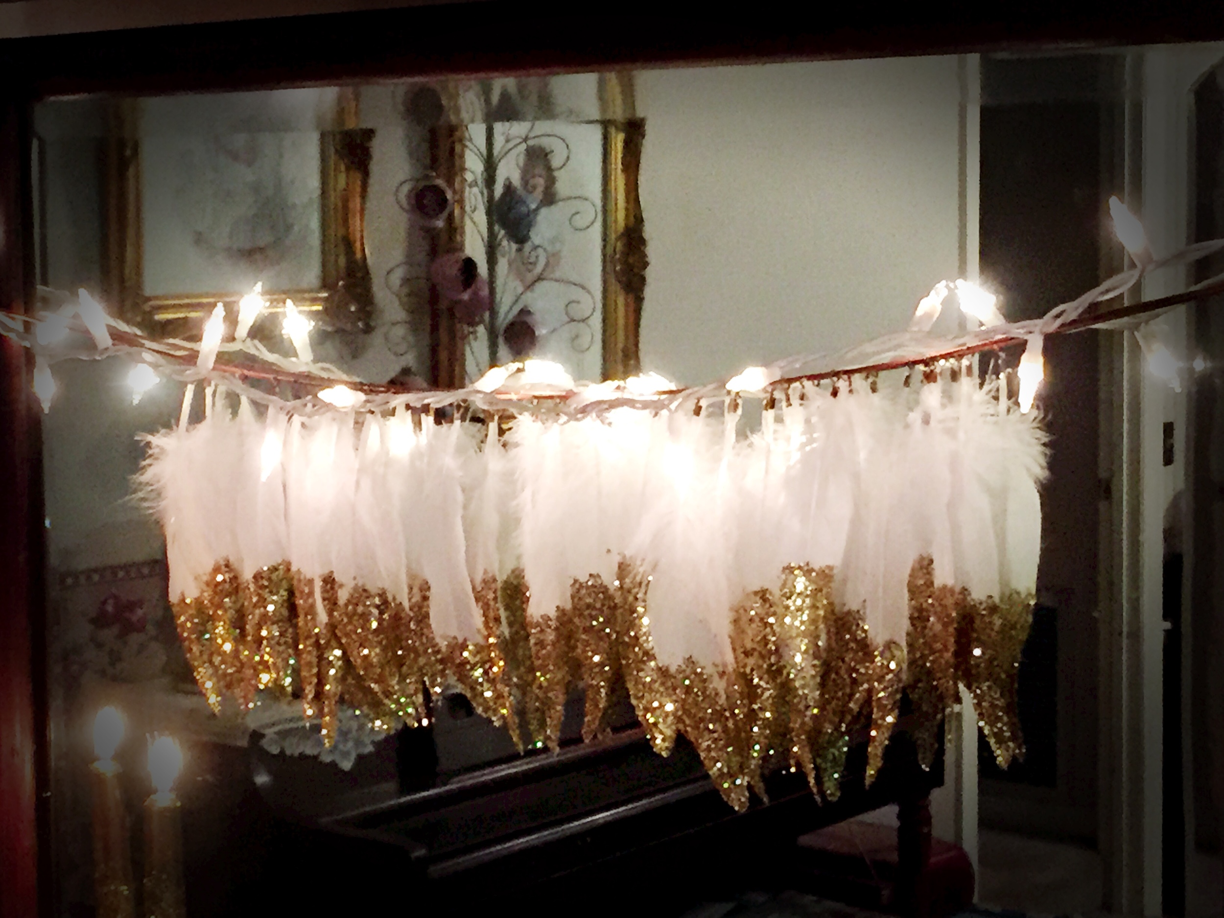 How perfect is this glitter feather garland? So fun to make and it looked fabulous!!