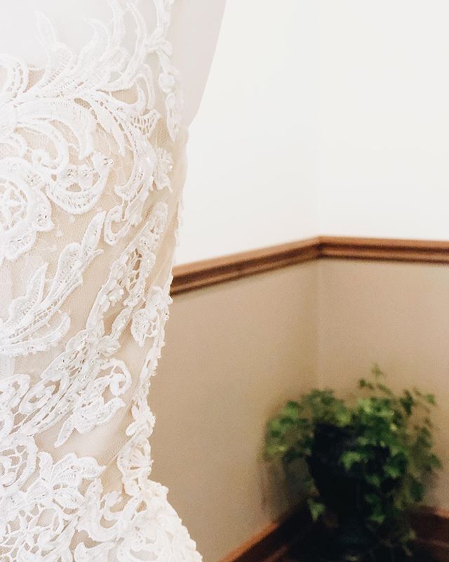 It&rsquo;s my wedding day!!!! 😮😻
⠀⠀
#wedding #bridalmusings #chasinglight #couplesgoals #darlingmovement #engaged #featuremeoncewed #huffpostido #loveauthentic #intimatewedding #shesaidyes #weddingwire #weddingchicks #stylemepretty #thatsdarling #t