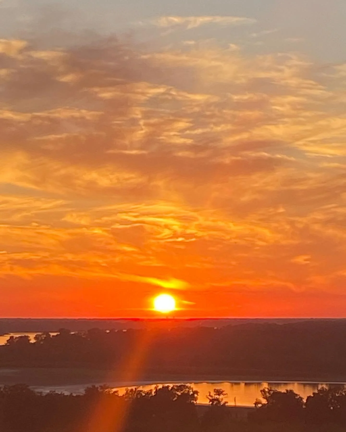 About last night&hellip; Sunsets over the Mississippi rival any at the beach: wait ten minutes for an entirely new palette of architecture, texture, and sky.  #sunset #vicksburg #colorist #warm #cool #rooftop #historicbuildings #inspo #theartistseye 
