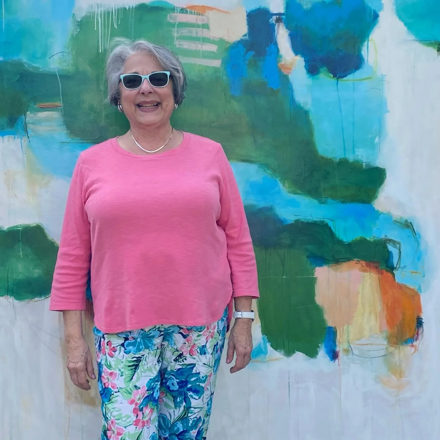 When you coordinate with the painting you love&hellip; it&rsquo;s just so amazing to see people connect with my art.  Thank you, Miami! #artistlife #travelogue #originalart #colorjunkie #abstractart