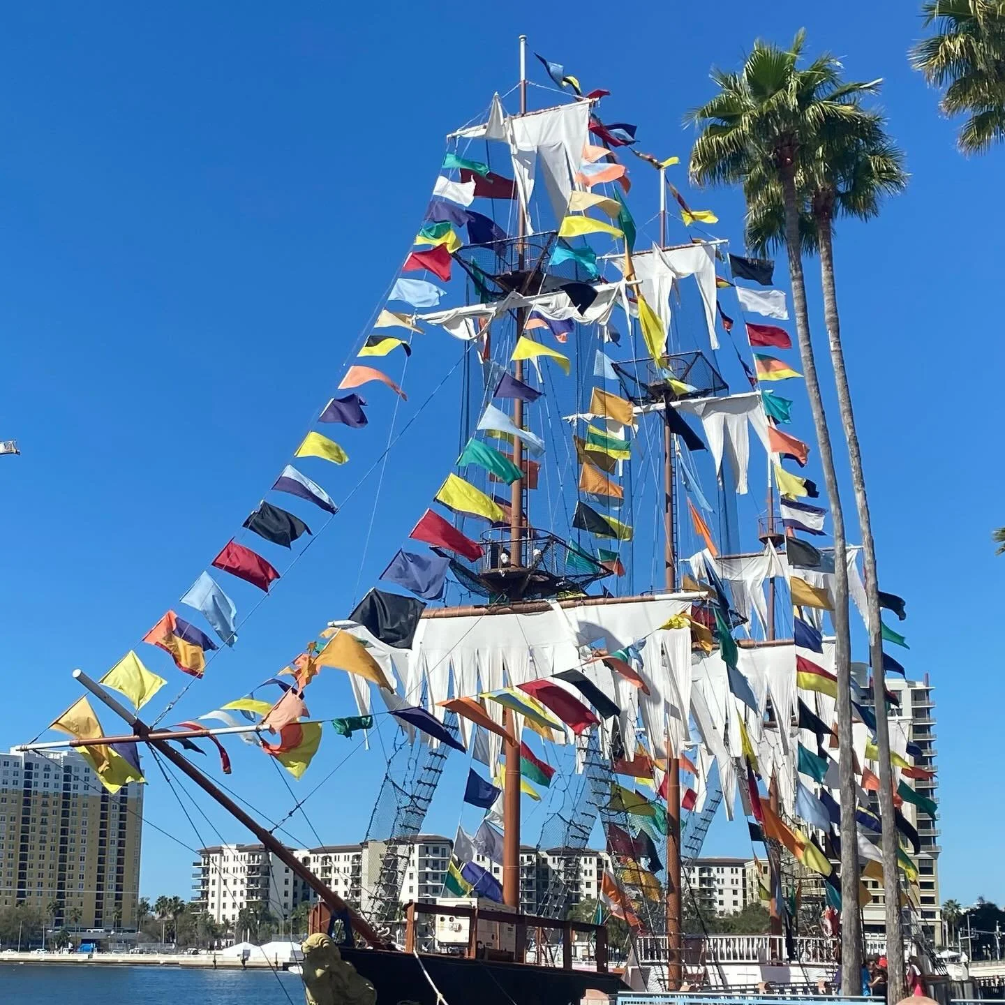 Another #gasparilladistanceclassic in the books! Perfect day for a run along the bay, salty air, pirates, and of course lunch at the epic @columbiarestaurant. Yay 5k! Happy Sunday y&rsquo;all.  #southtampa #artistlife #saltlife #inspo