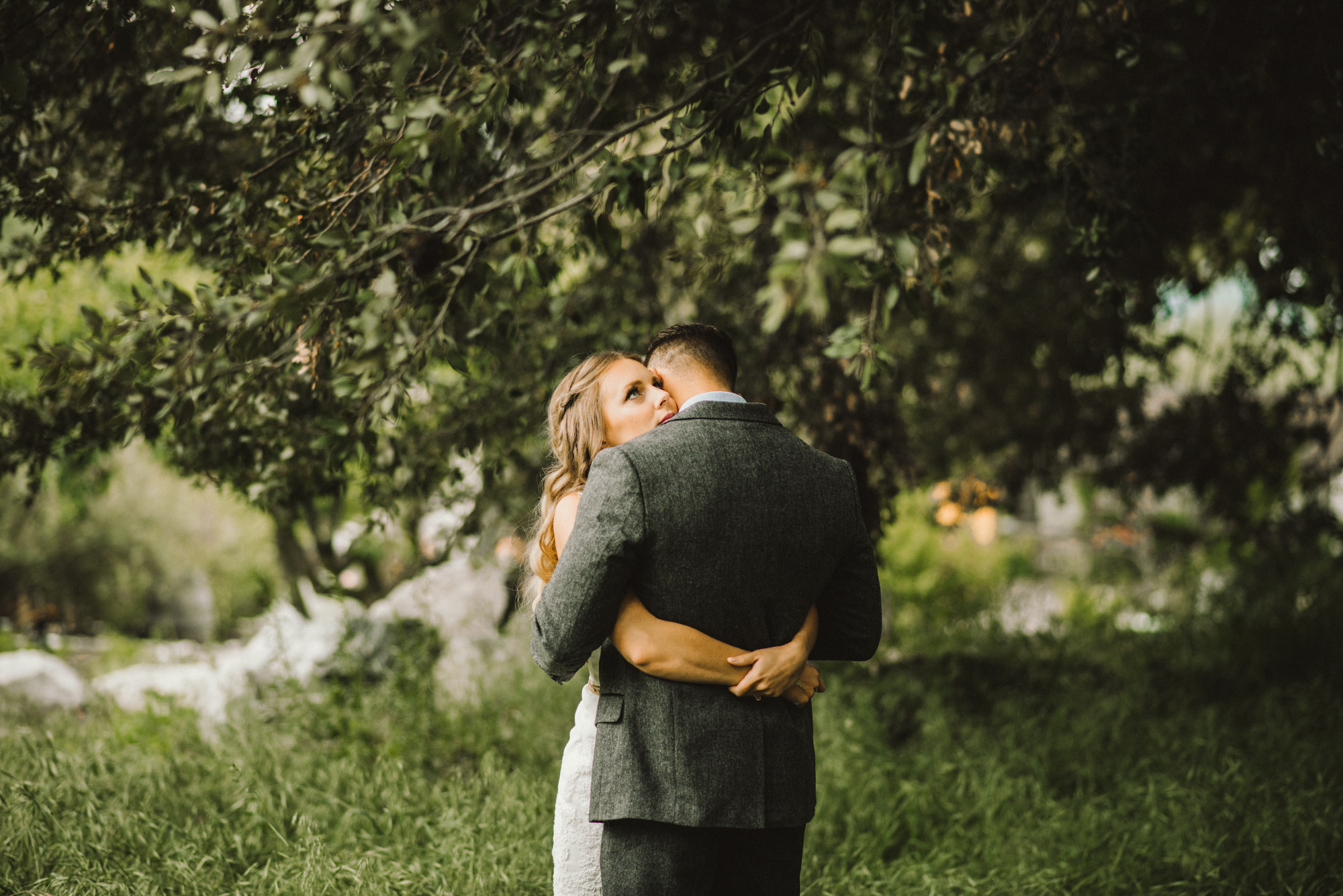 Isaiah & Taylor Photography - Los Angeles - Destination Wedding Photographers - Oak Glen Wilshire Ranch Foggy Forest Wedding-31.jpg