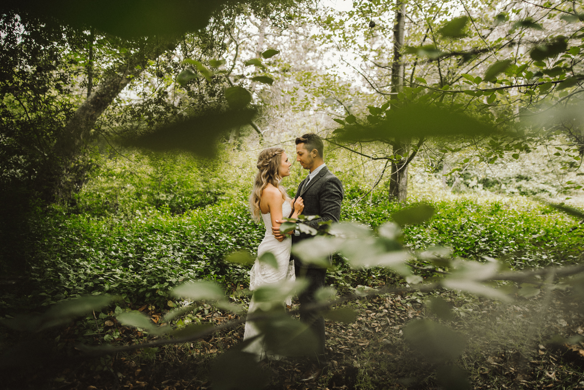 Isaiah & Taylor Photography - Los Angeles - Destination Wedding Photographers - Oak Glen Wilshire Ranch Foggy Forest Wedding-40.jpg