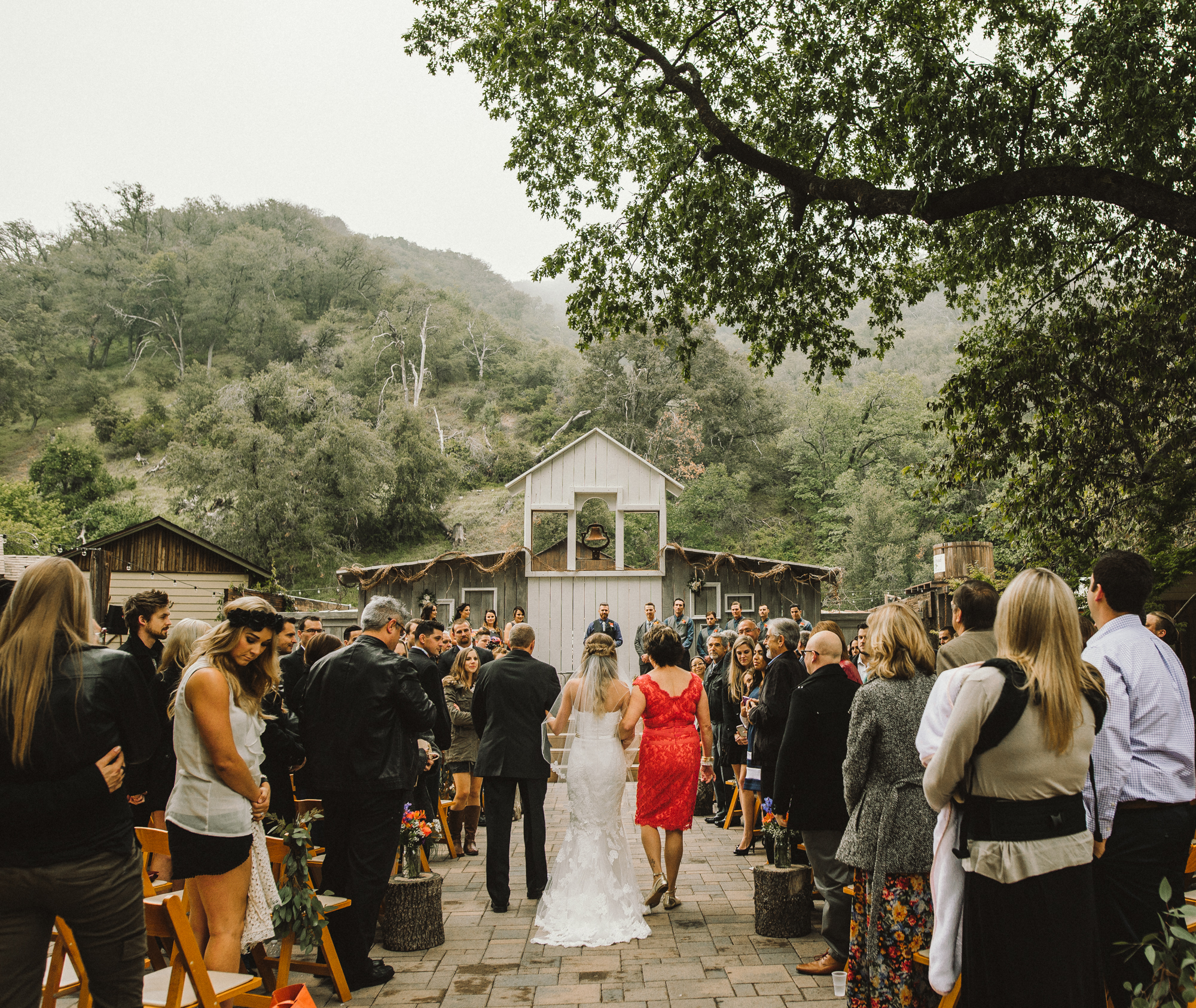 Isaiah & Taylor Photography - Los Angeles - Destination Wedding Photographers - Oak Glen Wilshire Ranch Foggy Forest Wedding-57.jpg