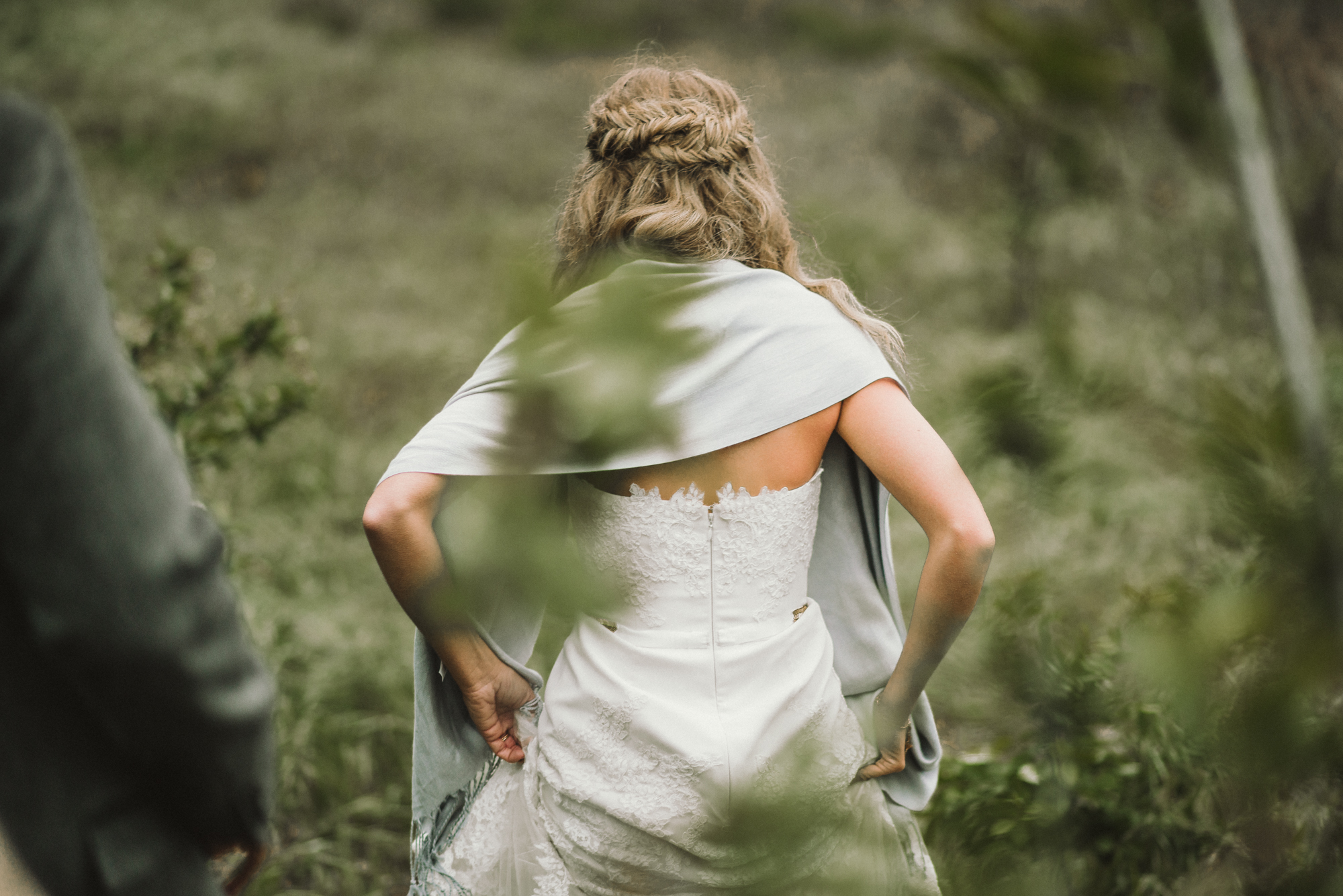 Isaiah & Taylor Photography - Los Angeles - Destination Wedding Photographers - Oak Glen Wilshire Ranch Foggy Forest Wedding-65.jpg