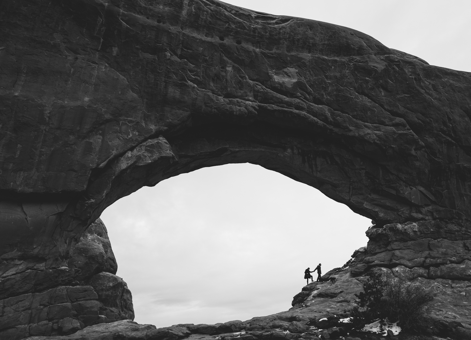 ©Isaiah & Taylor Photography - Arches National Park Adventure Engagement, Moab Utah-032.jpg