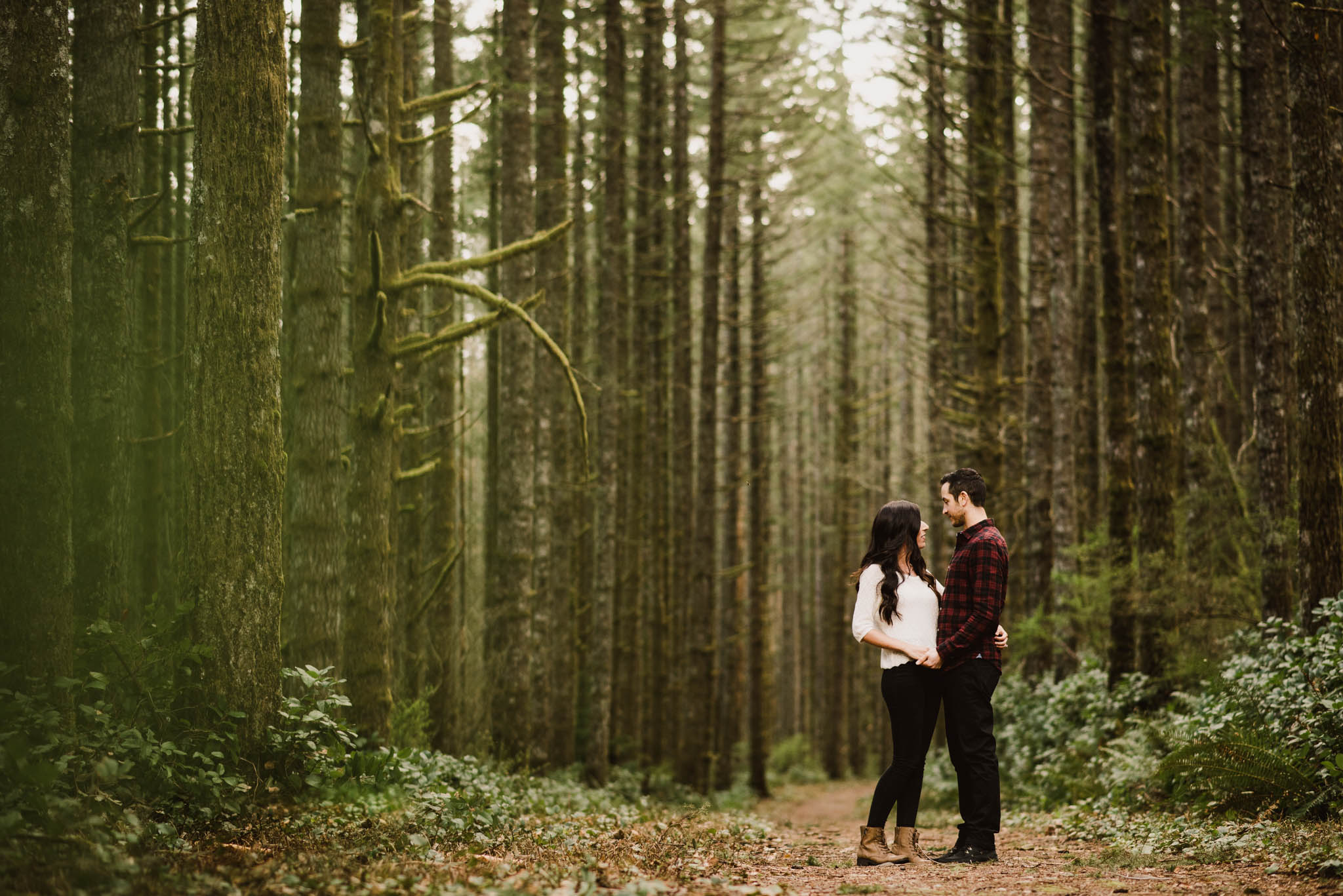 ©Isaiah-&-Taylor-Photography---Rattlesnake-Ledge-Trail-Engagement,-Seattle-Washington-004.jpg