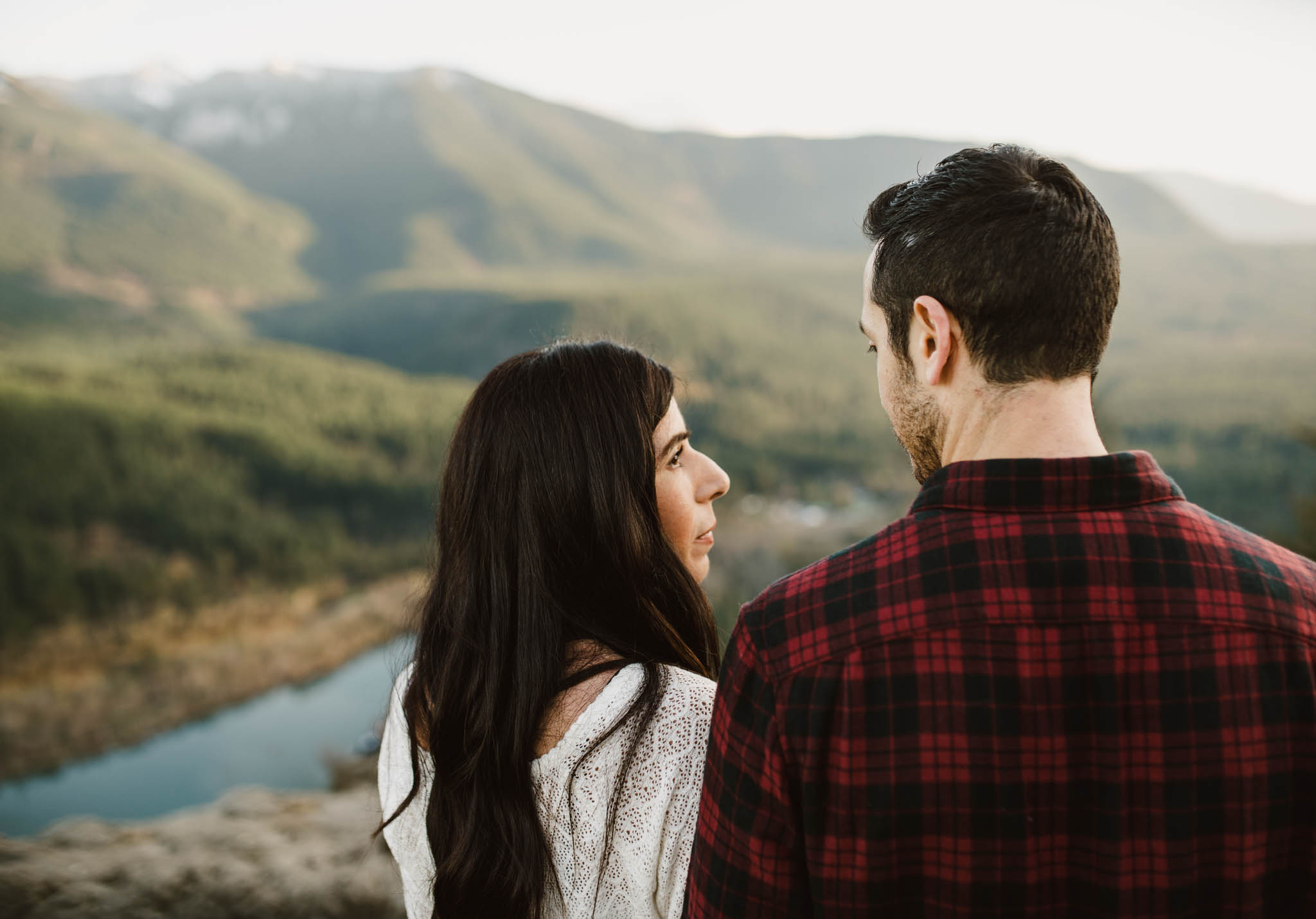 ©Isaiah-&-Taylor-Photography---Rattlesnake-Ledge-Trail-Engagement,-Seattle-Washington-030.jpg