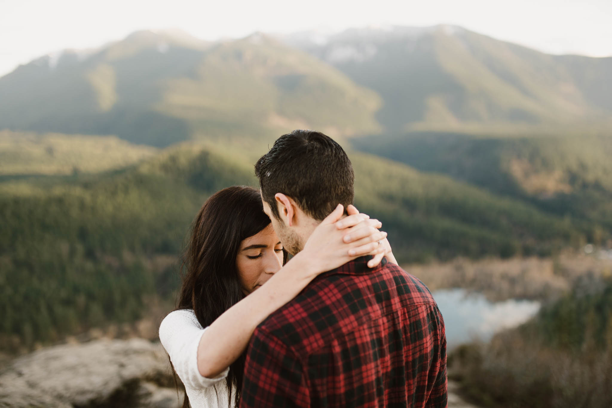 ©Isaiah-&-Taylor-Photography---Rattlesnake-Ledge-Trail-Engagement,-Seattle-Washington-031.jpg