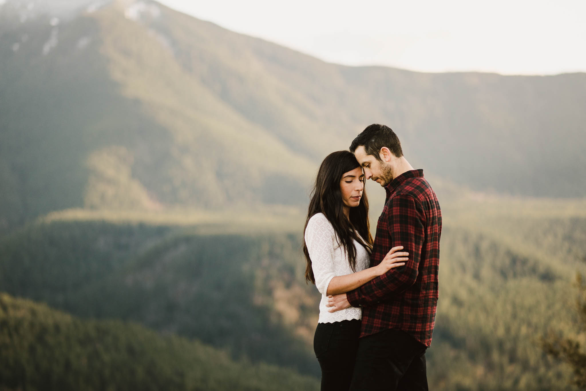 ©Isaiah-&-Taylor-Photography---Rattlesnake-Ledge-Trail-Engagement,-Seattle-Washington-033.jpg