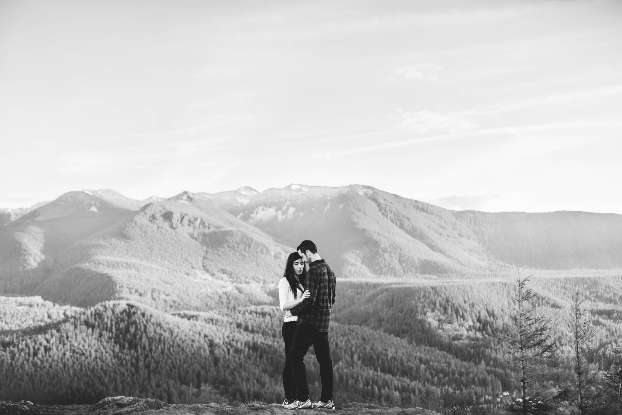 ©Isaiah-&-Taylor-Photography---Rattlesnake-Ledge-Trail-Engagement,-Seattle-Washington-034.jpg