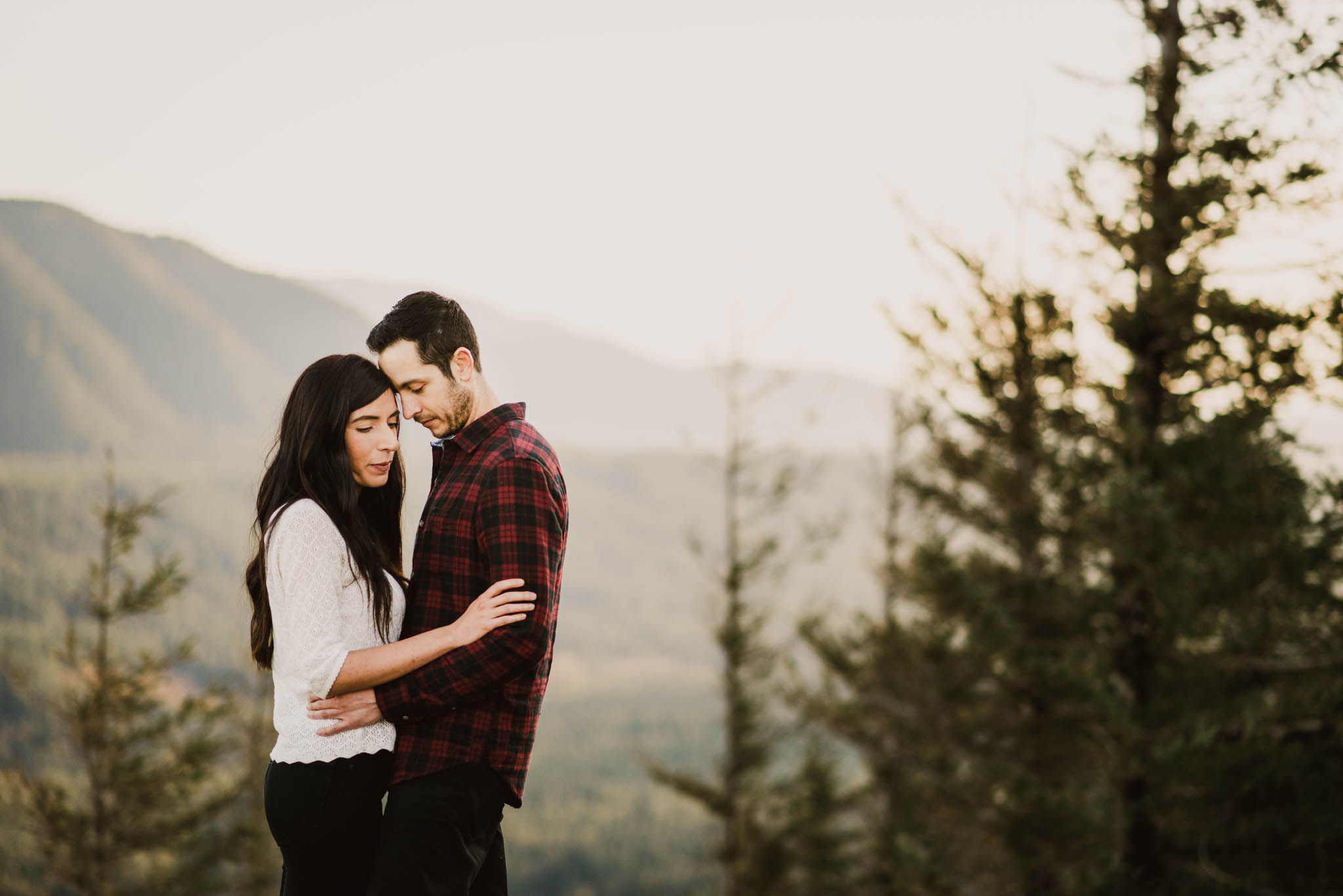 ©Isaiah-&-Taylor-Photography---Rattlesnake-Ledge-Trail-Engagement,-Seattle-Washington-035.jpg