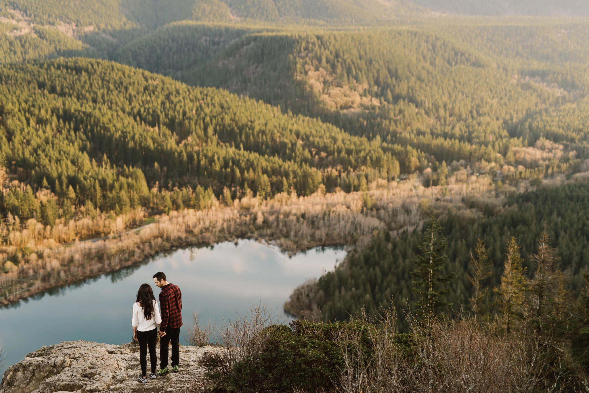 ©Isaiah-&-Taylor-Photography---Rattlesnake-Ledge-Trail-Engagement,-Seattle-Washington-039.jpg