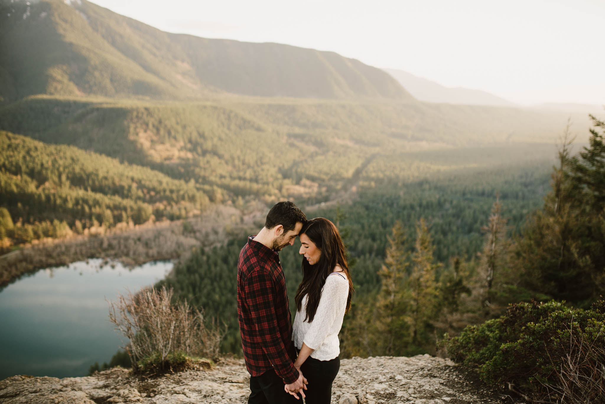 ©Isaiah-&-Taylor-Photography---Rattlesnake-Ledge-Trail-Engagement,-Seattle-Washington-041.jpg