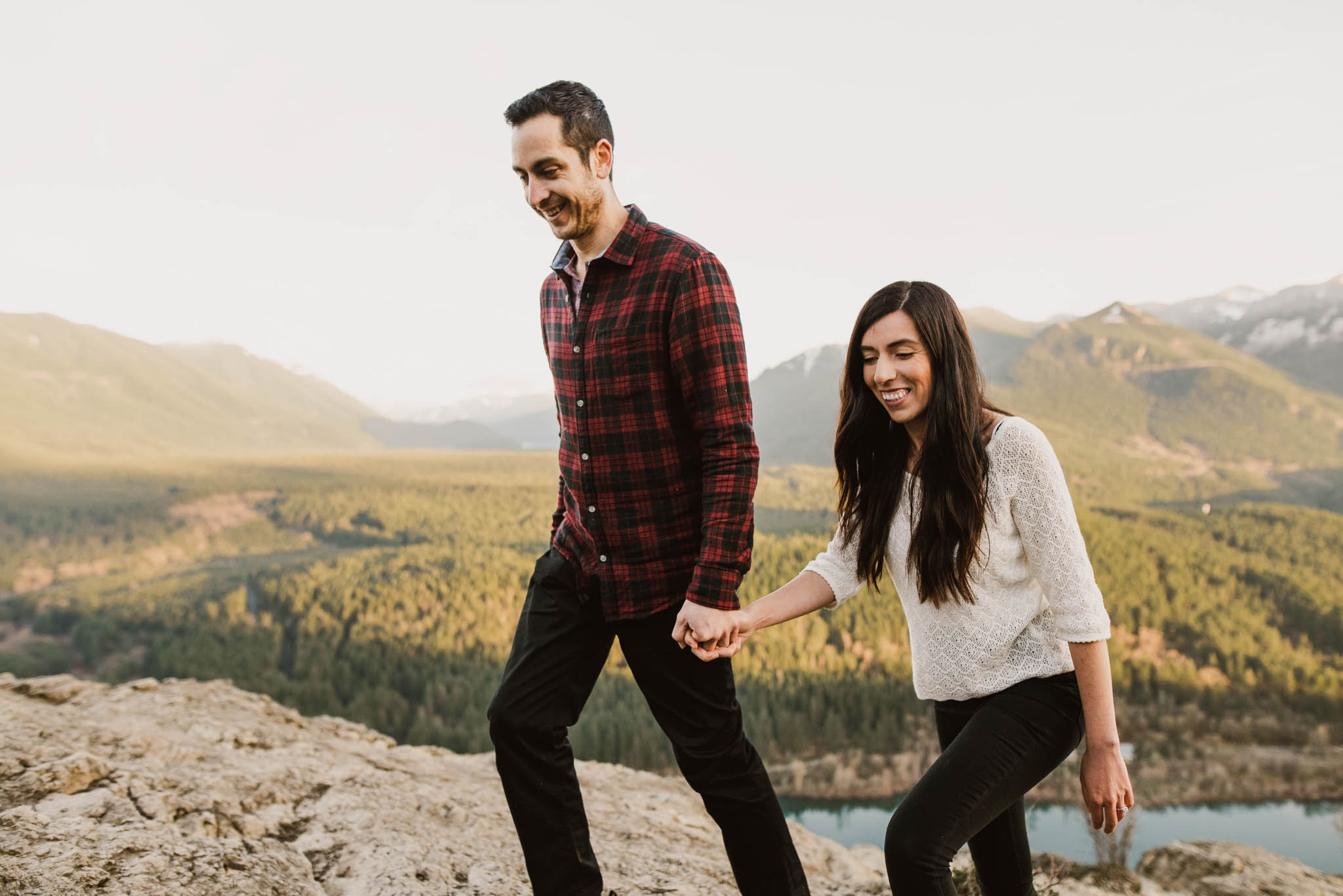 ©Isaiah-&-Taylor-Photography---Rattlesnake-Ledge-Trail-Engagement,-Seattle-Washington-045.jpg