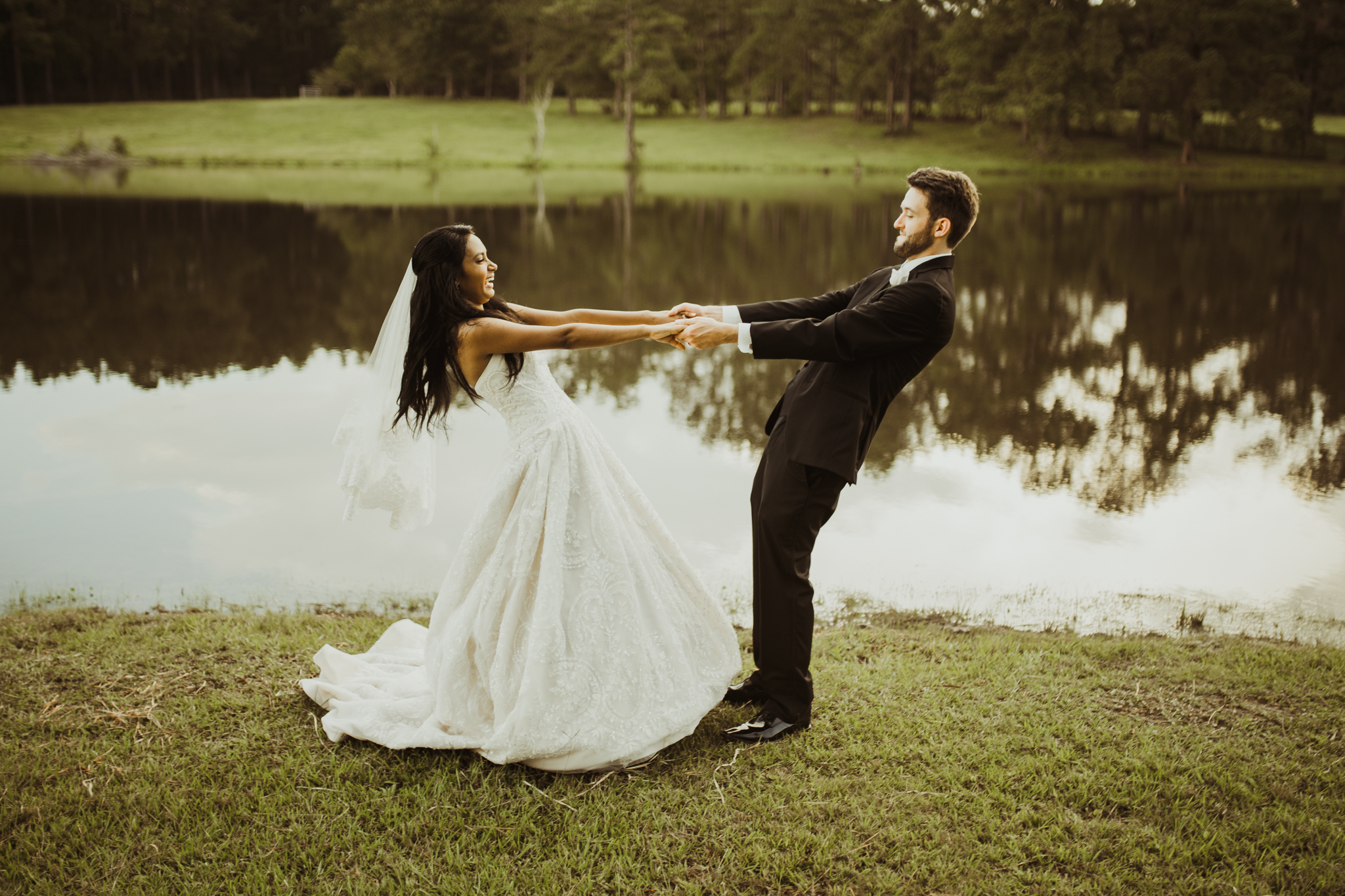 ©Isaiah & Taylor Photography - Lakeside Barn Wedding, Private Estate, Poplarville Mississippi-116.jpg