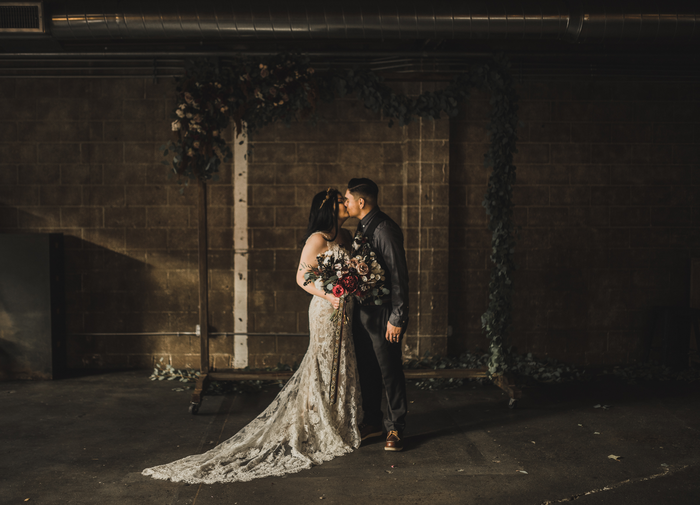 ©Isaiah + Taylor Photography - Smoky Hollow Studios Wedding, El Segundo, Los Angeles Wedding Photographer-117.jpg