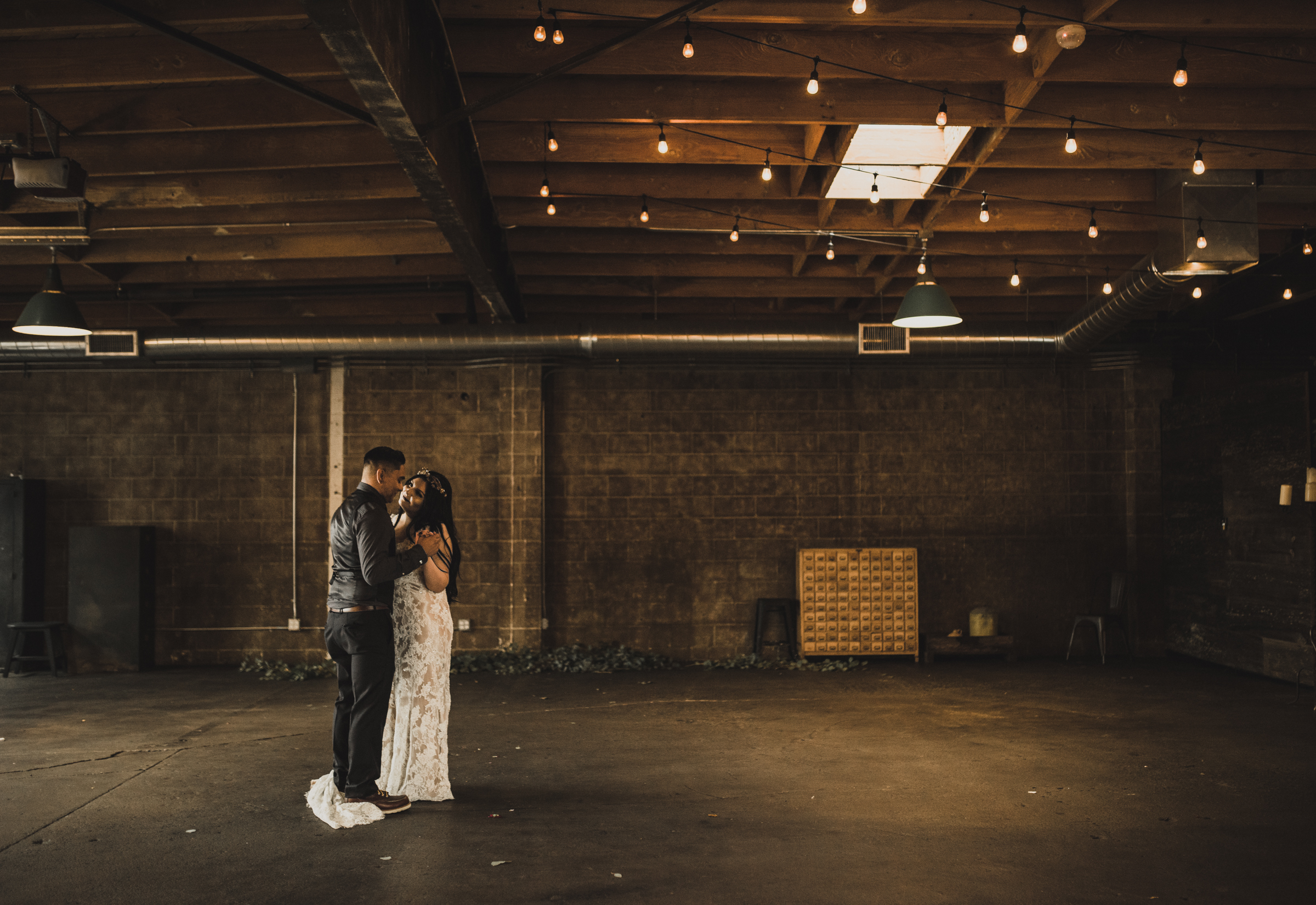 ©Isaiah + Taylor Photography - Smoky Hollow Studios Wedding, El Segundo, Los Angeles Wedding Photographer-119.jpg