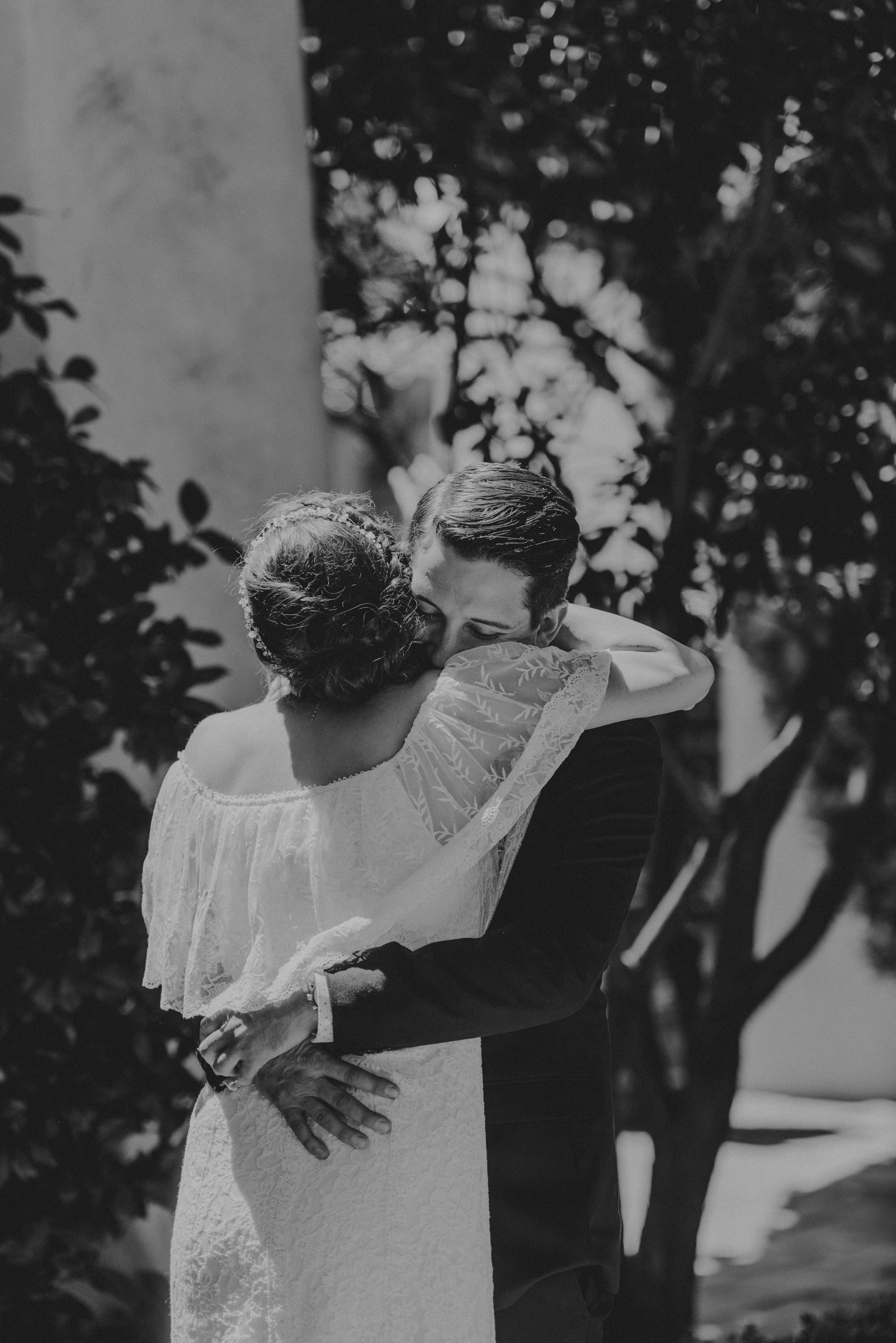 © Isaiah + Taylor Photography - San Clemente Historic Cottage Laid-Back Wedding-022.jpg
