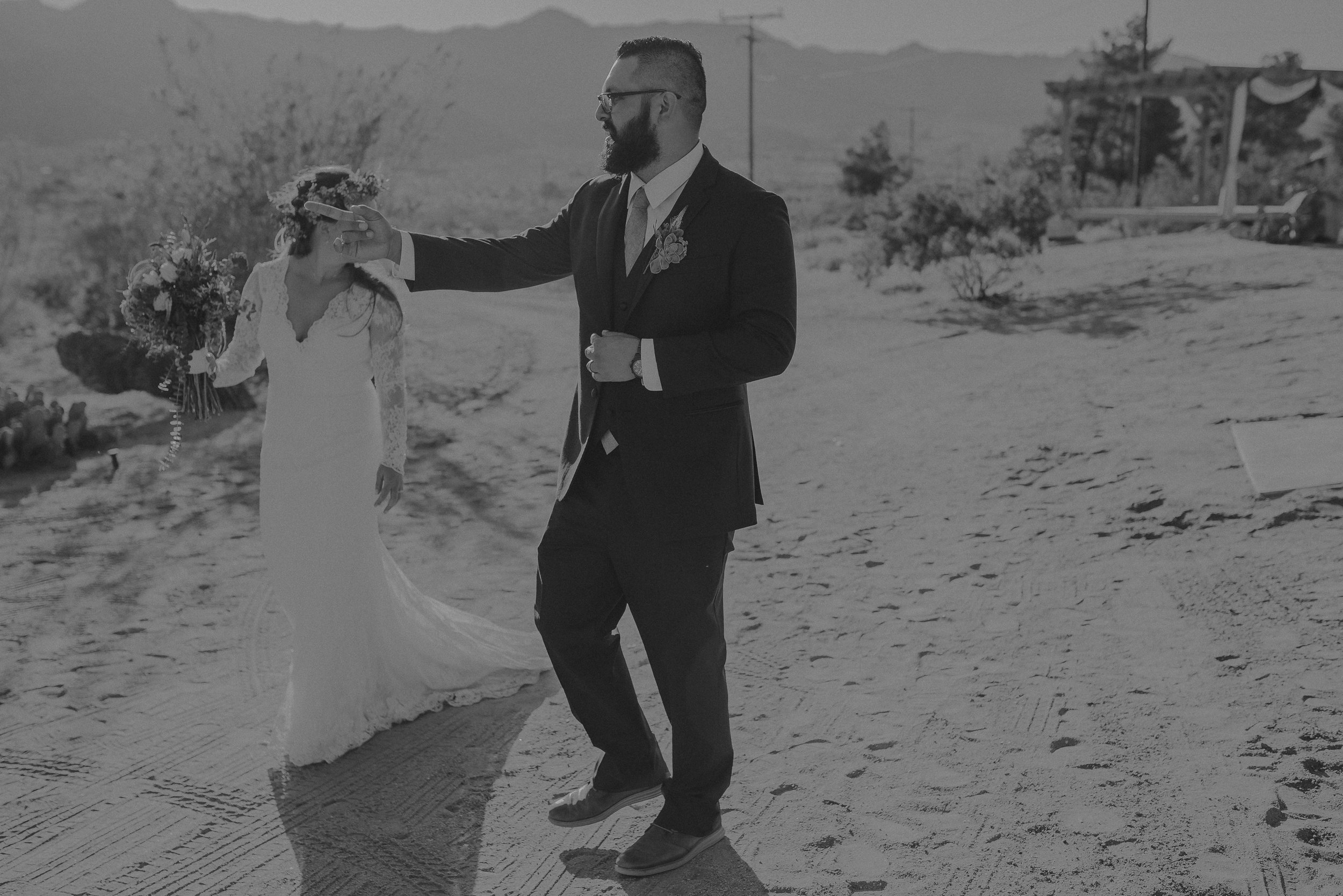 ©Isaiah + Taylor Photography - Joshua Tree Wedding Elopement-077.jpg