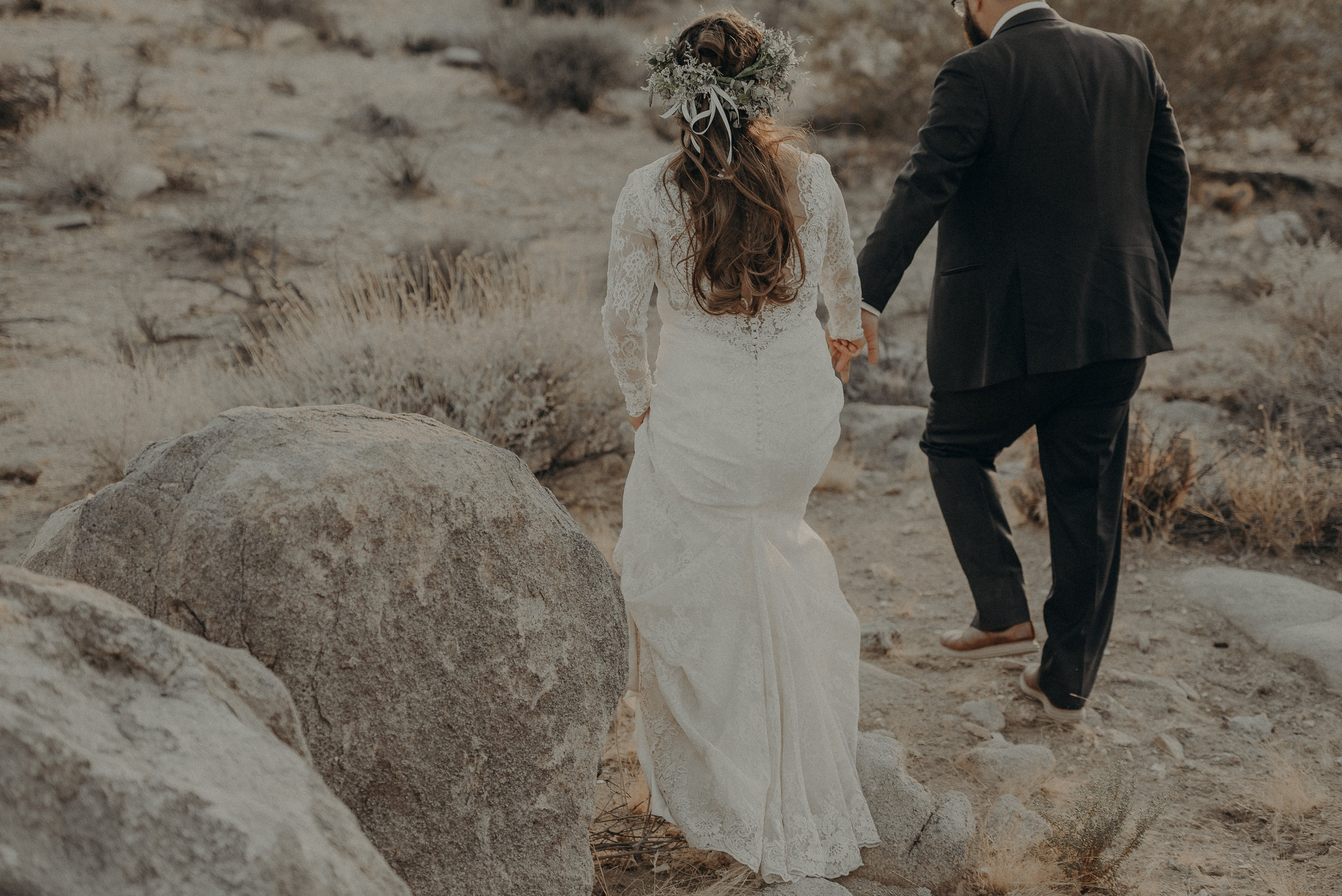 ©Isaiah + Taylor Photography - Joshua Tree Wedding Elopement-087.jpg